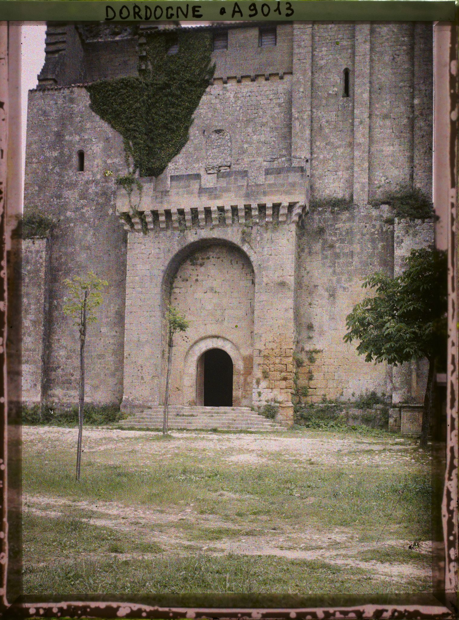Image représentant France, St Avit Sénieur, Eglise fortifiée d'une abbaye du 12e de face