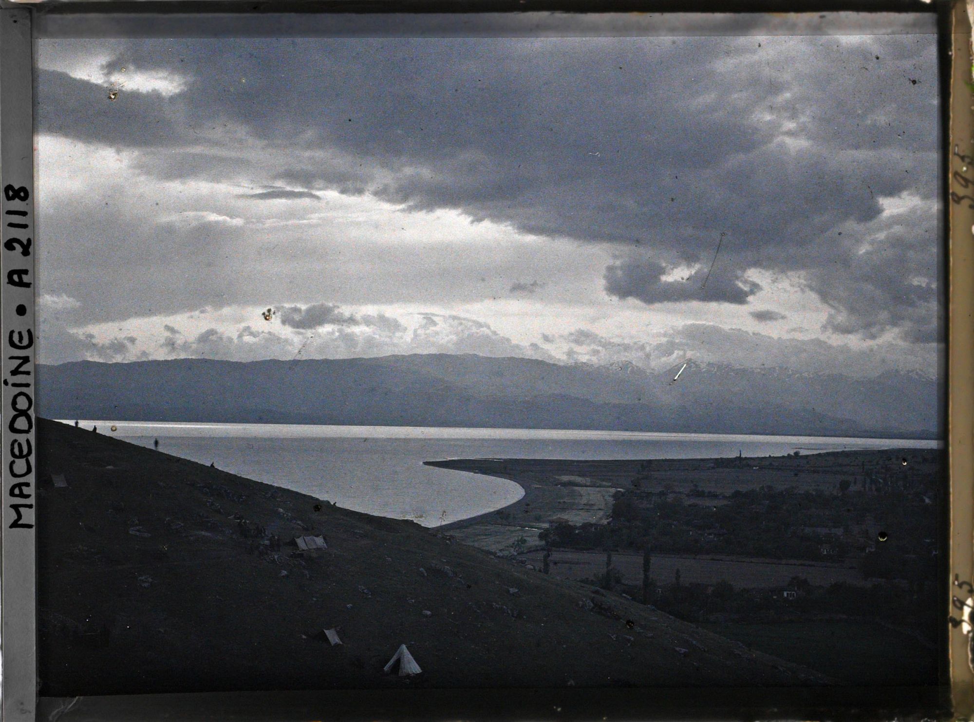 Image représentant Les montagnes albanaises, effet d'illumination sur le lac
