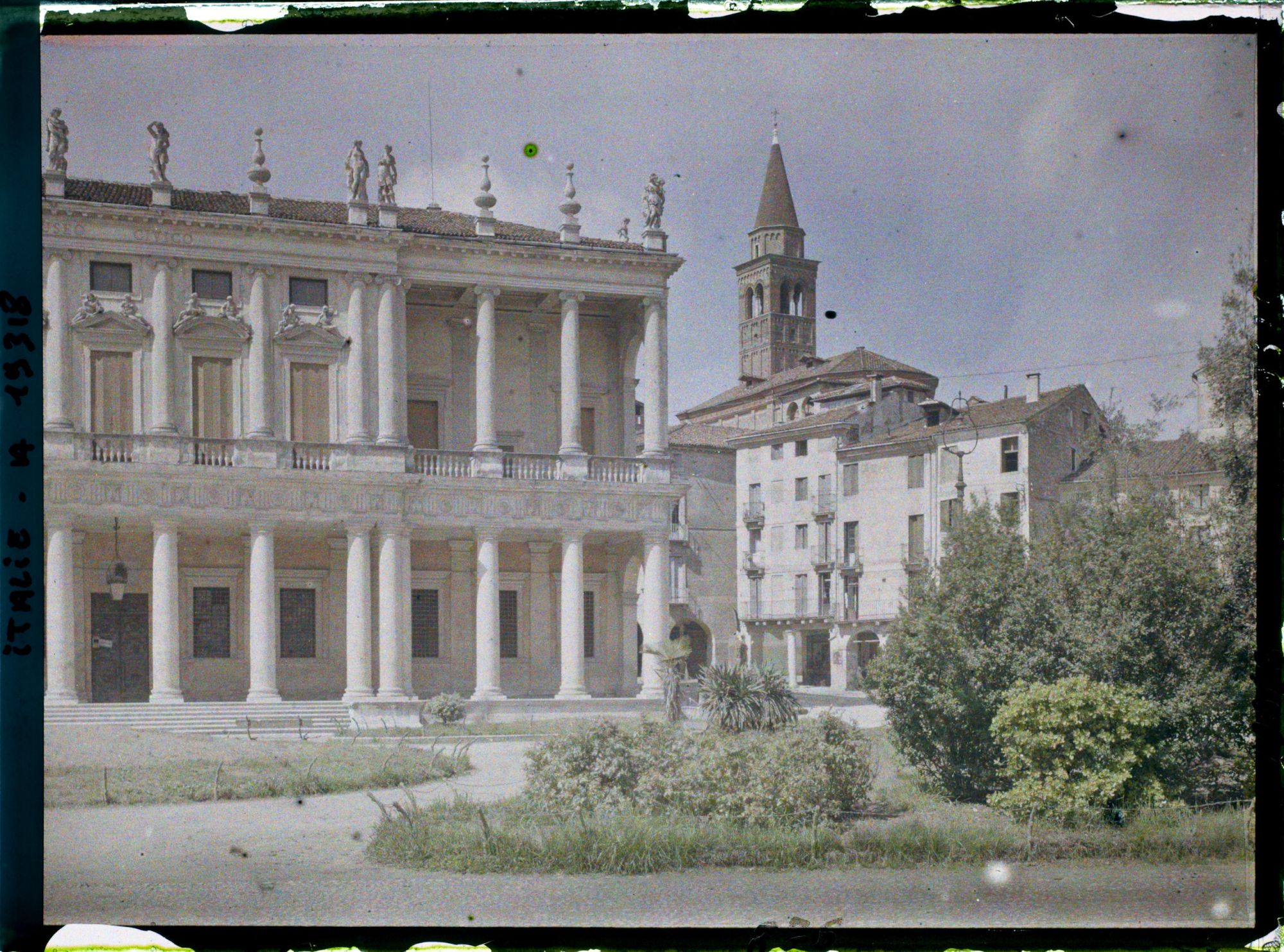 Image représentant Musée civique et campanile de l'église de la Sainte Couronne