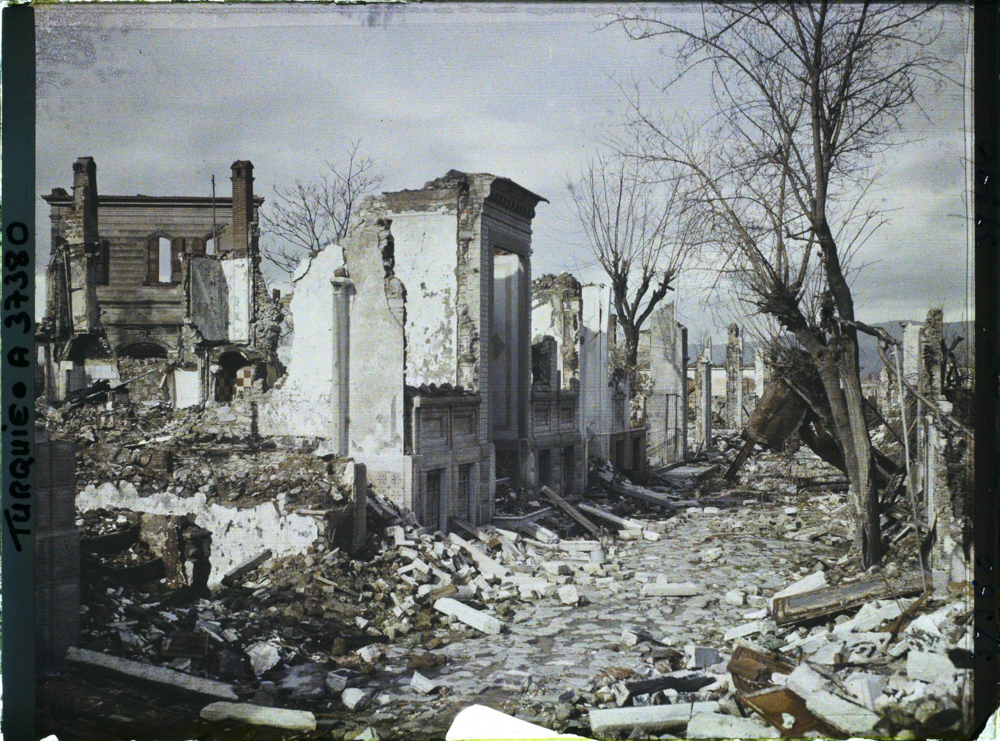 Image représentant Turquie, Smyrne, Incendie de Smyrne en Septembre 1922, Une rue même quartier