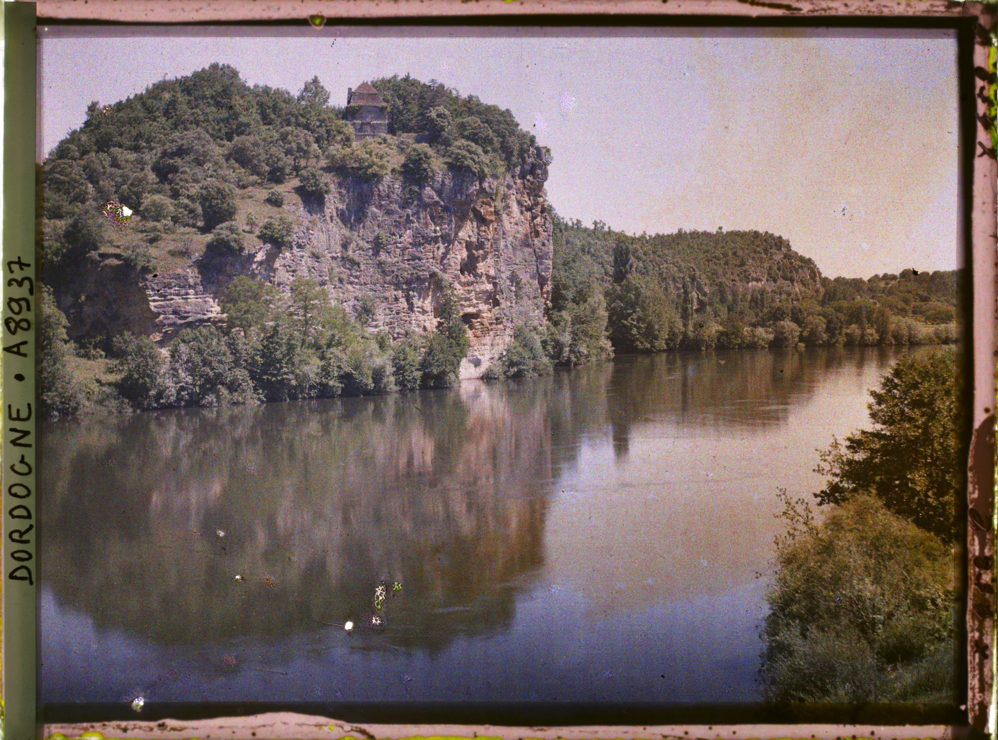 Image représentant France, Vitrac, Du milieu du pont vue de la rive droite vers l'amont un grand rocher jaune