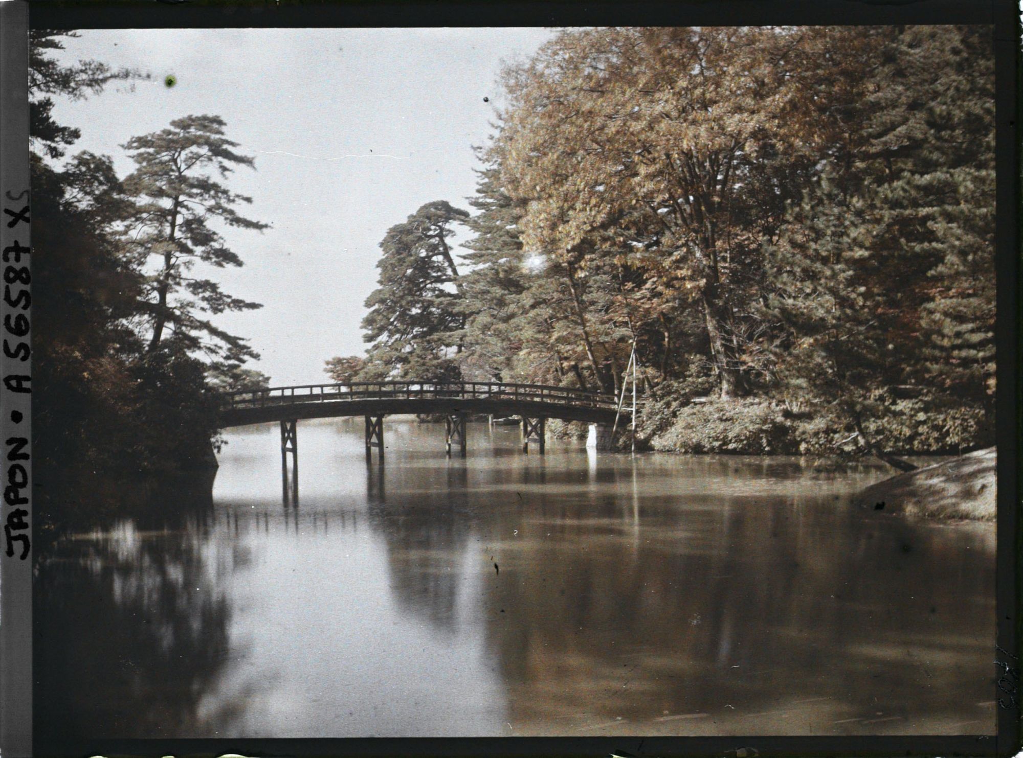 Image représentant Les jardins de la villa impériale Shugakuin Rikyû : l'étang Yokuryu et le pont Do-bashi