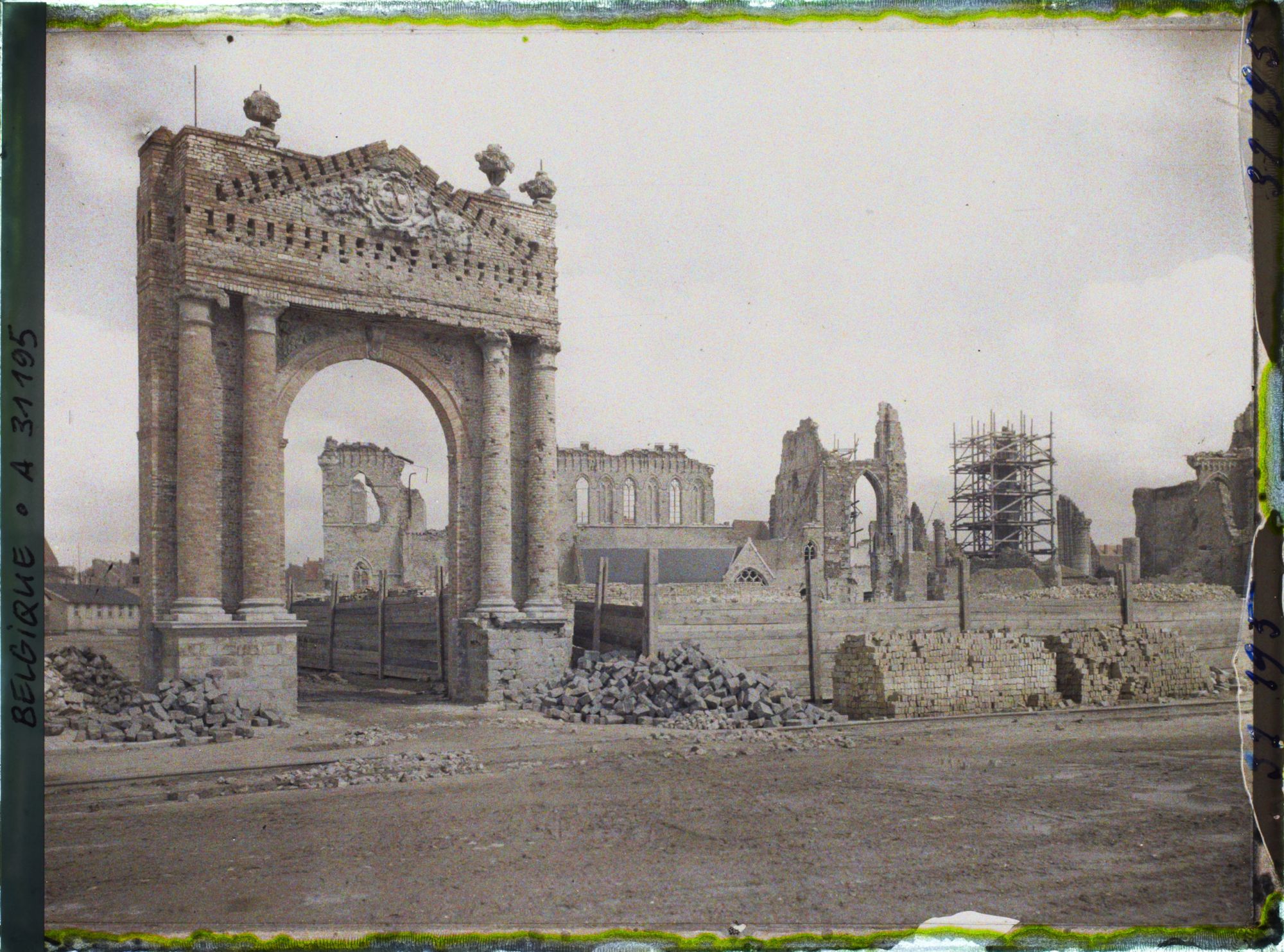 Image représentant Belgique, Ypres, Entrée de l'Evêché et ruines de la Cathédrale St Martin