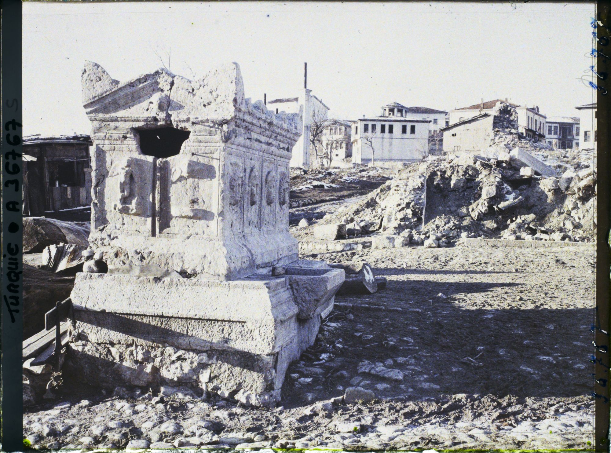 Image représentant Turquie, Biledjik, L'Ancienne place du Bazar et Sarcophage
