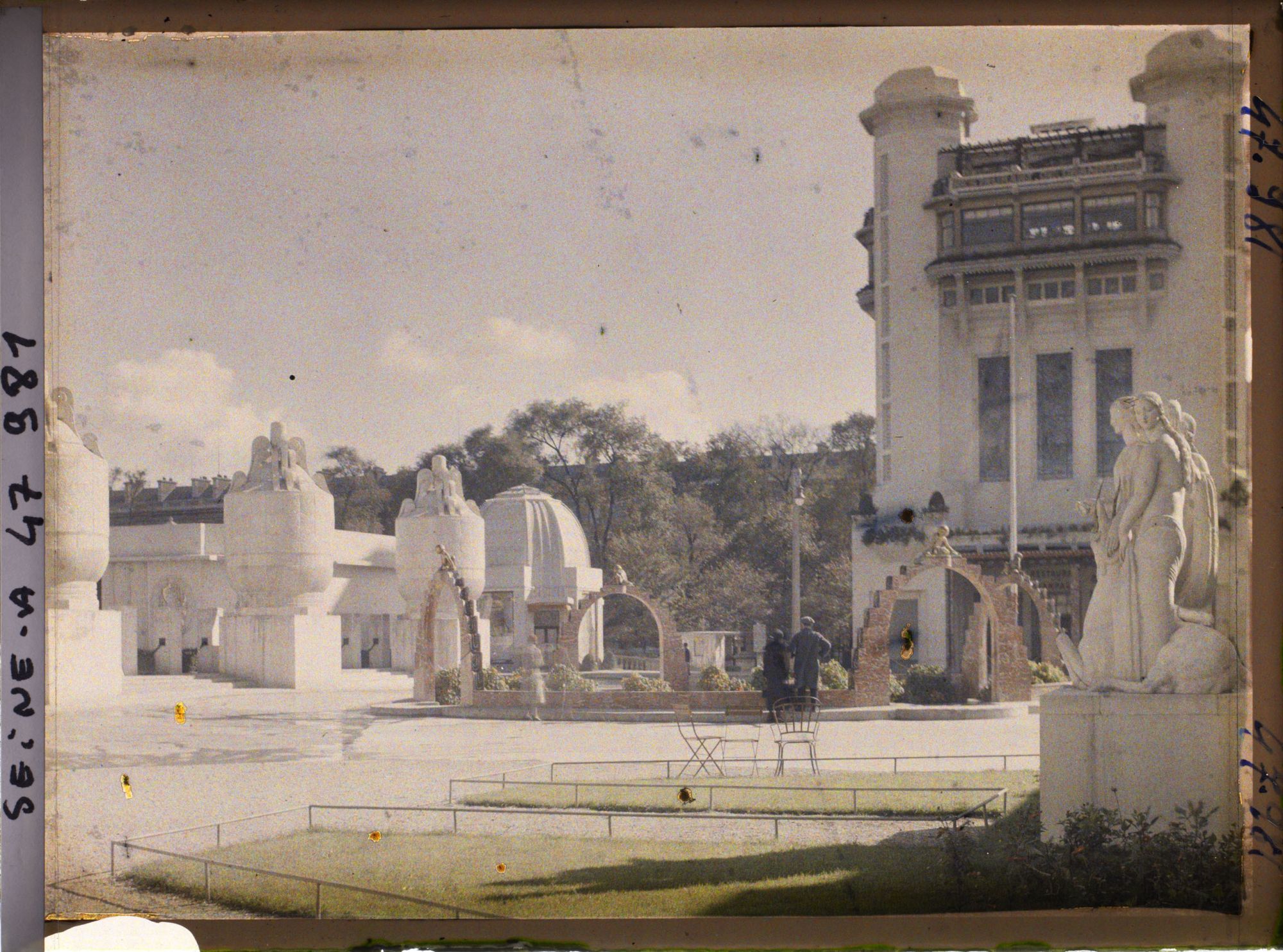 Image représentant L'Exposition des arts décoratifs, Jardin des Nymphéas, A. Laprade, Fontaine sur l'esplanade devant le pavillon de Sèvres et la tour de Champagne à droite