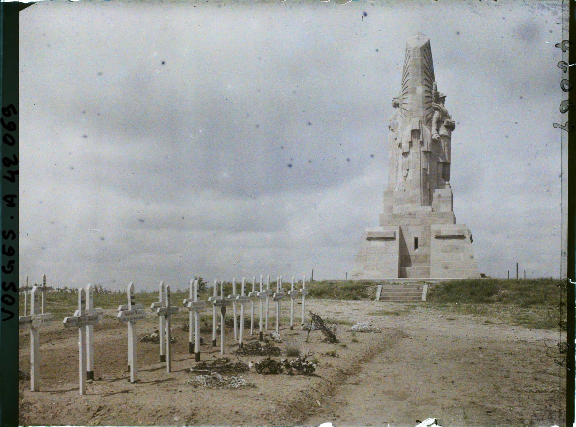 Image représentant France, Le Ban de Sapt Launois, Mt du Ban de Sapt et Cimetière de la Fontenelle (autre vue)