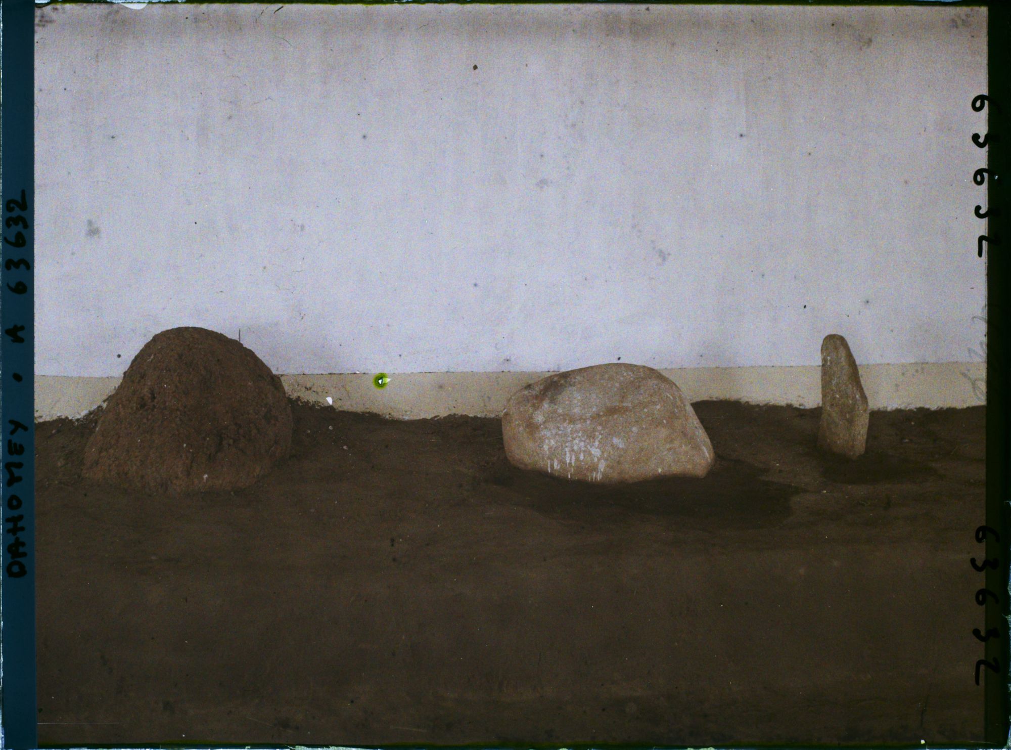 Image représentant Pierres fétiches exposées dans l'adandjèho (" case de courage ") du palais de Glélé