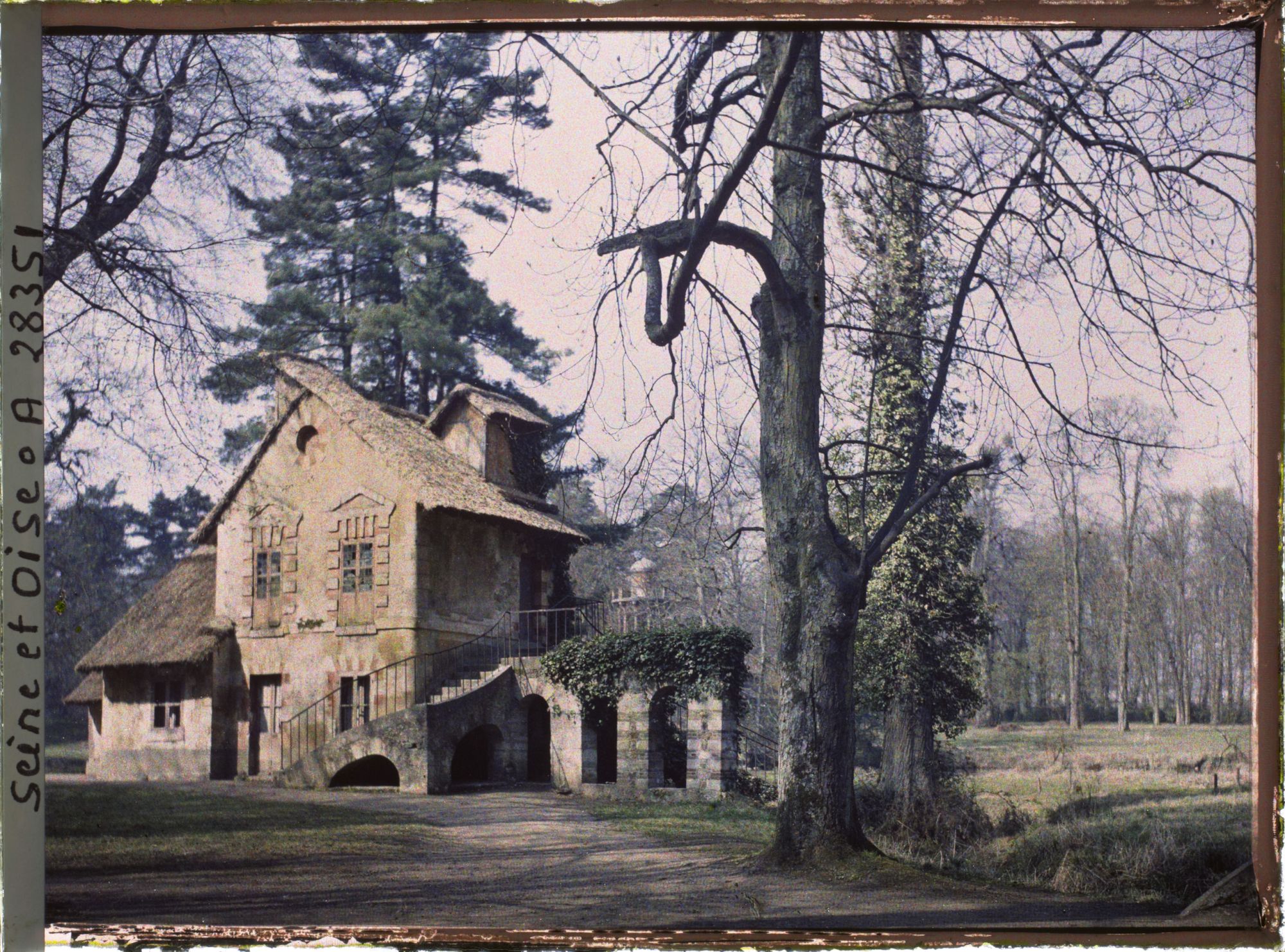 Image représentant Le moulin du Hameau de la Reine dans le Jardin du Petit Trianon