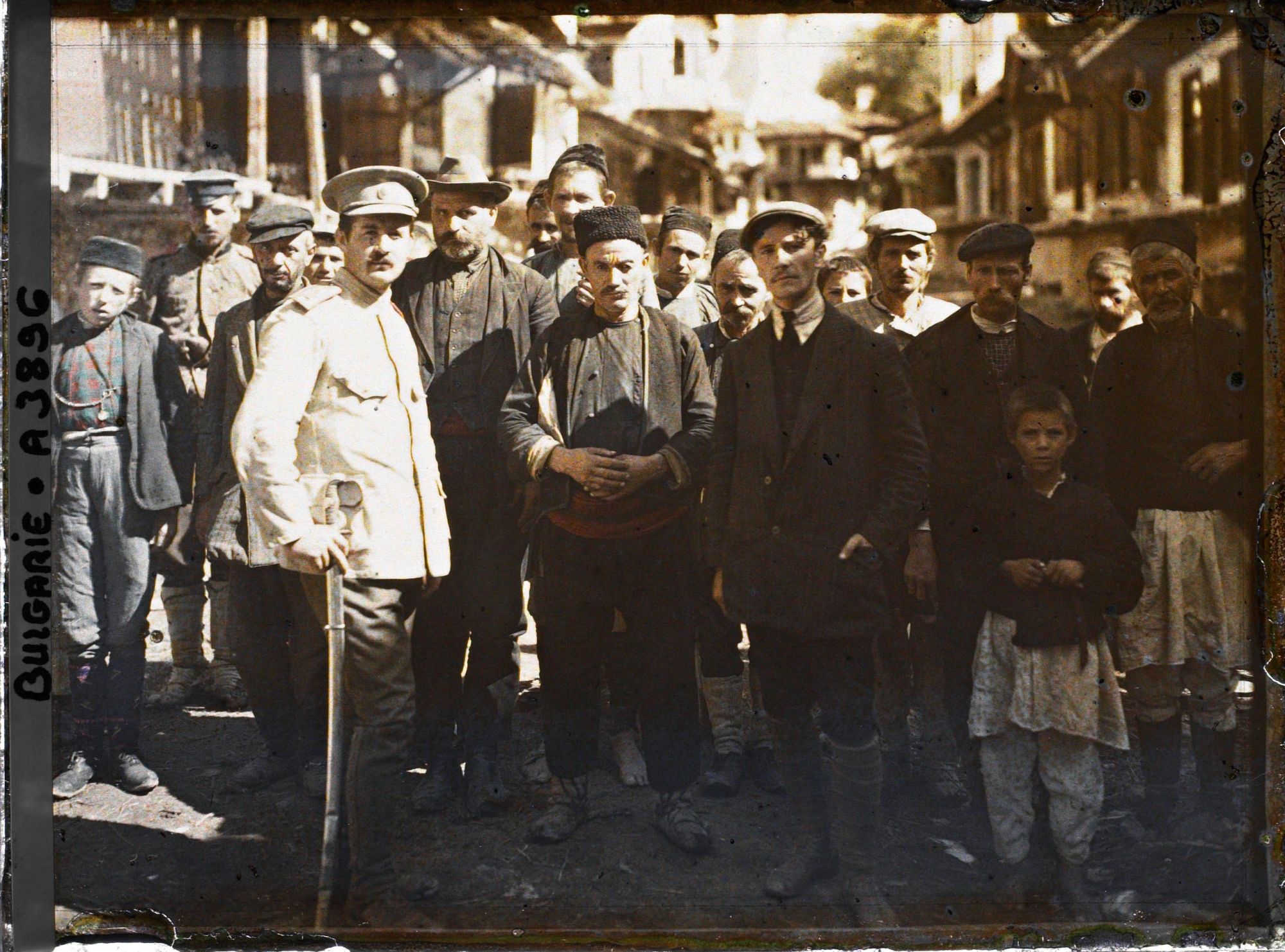 Image représentant Le Commandant bulgare Radkov et un groupe d'habitants, dont certains ont escorté le photographe.