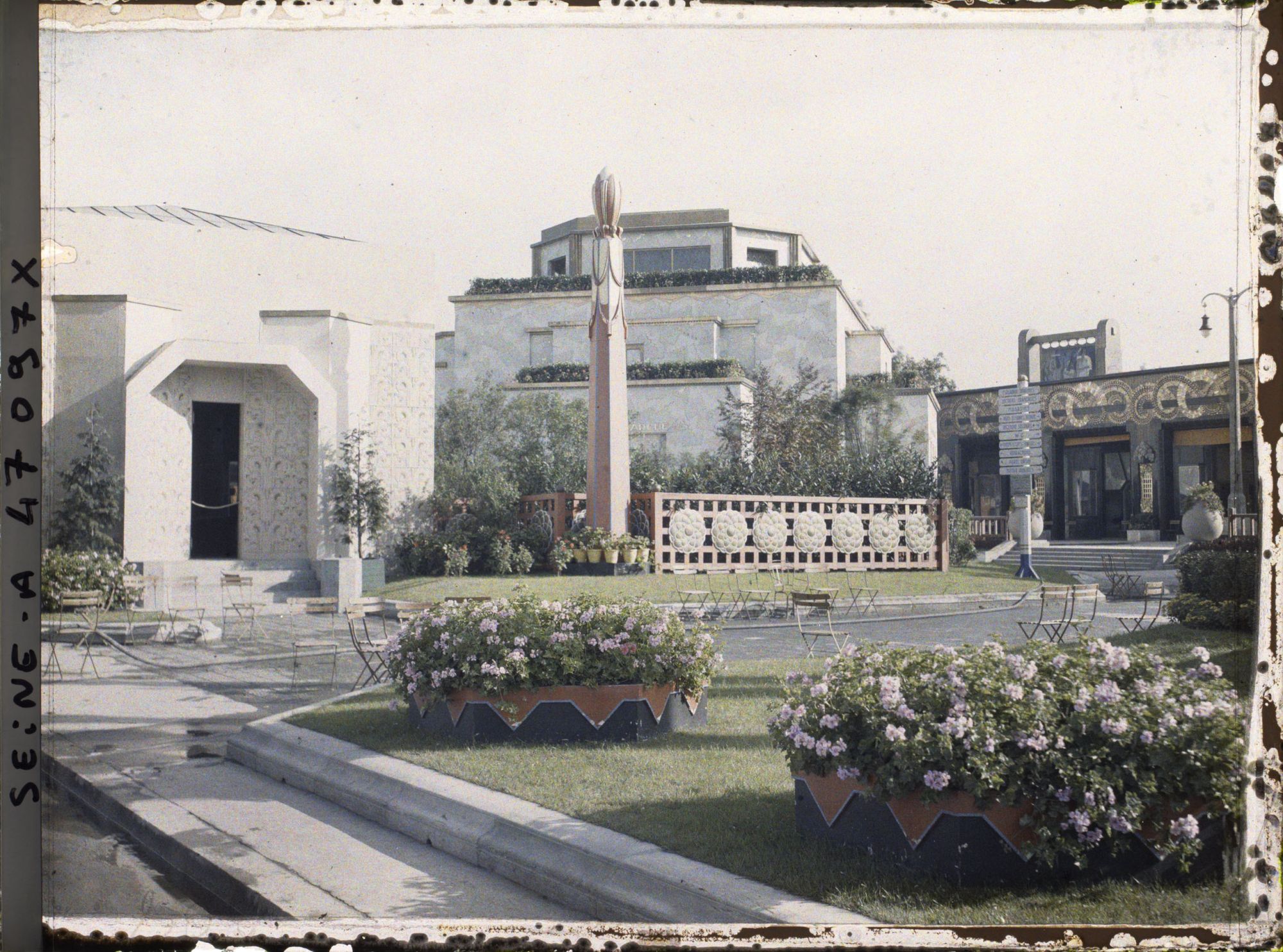 Image représentant L'Exposition des arts décoratifs, Pavillon du Gant (Grenoble), sur l'esplanade des Invalides