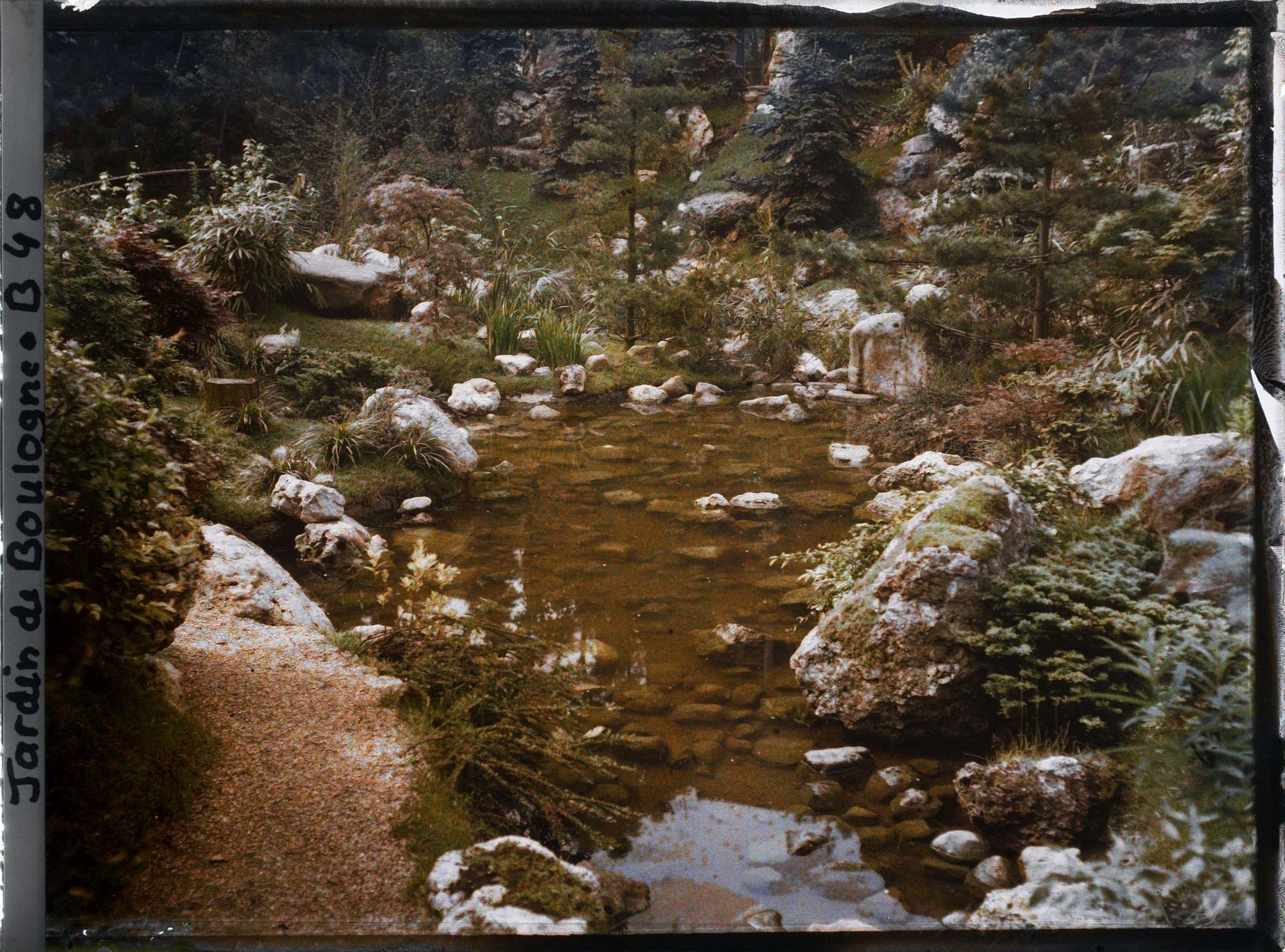 Image représentant Chemin du " sanctuaire japonais " longeant la pièce d'eau située au pied de la façade de temple
