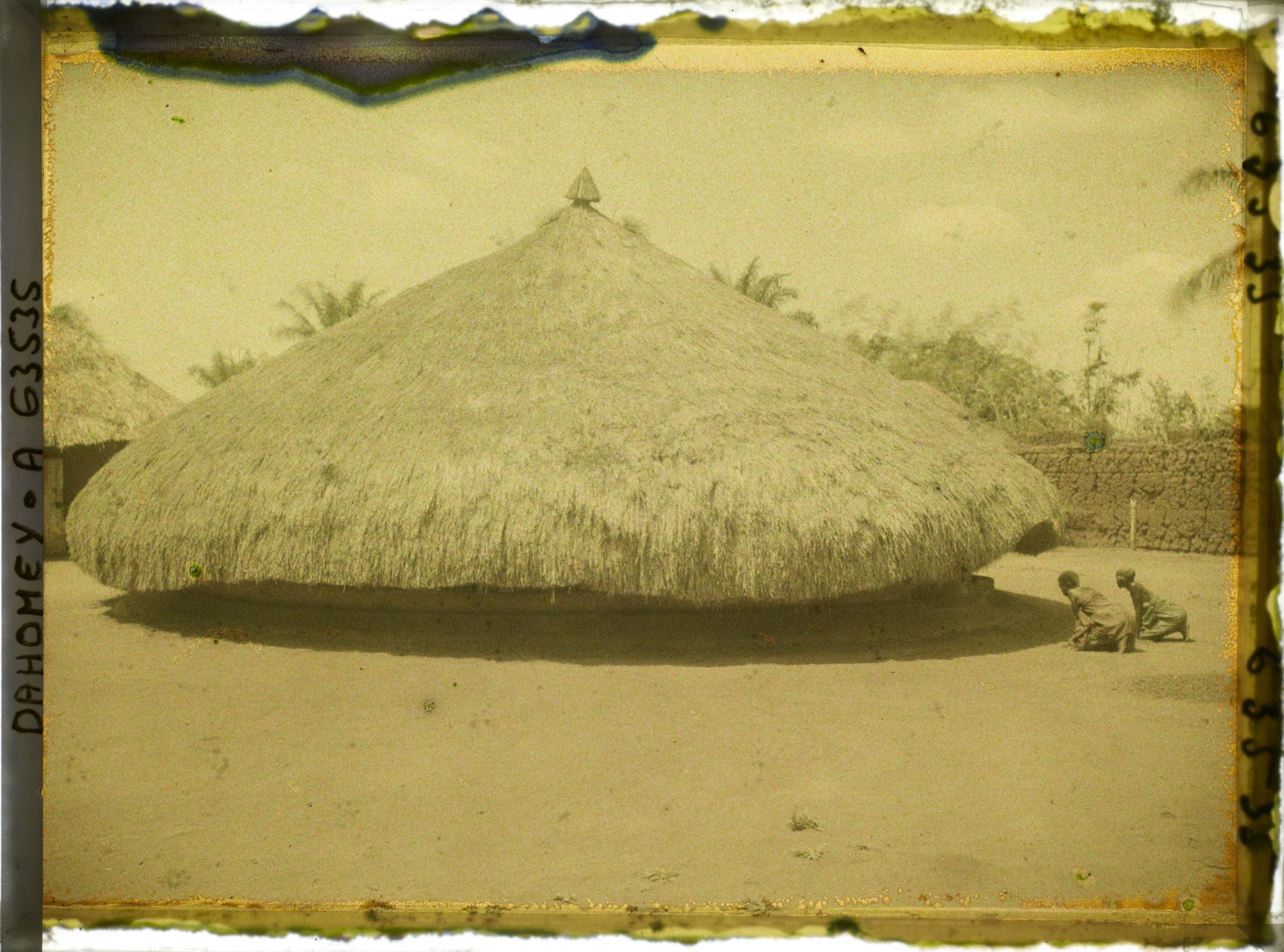 Image représentant Femmes agenouillées devant le tombeau de  null Glélé