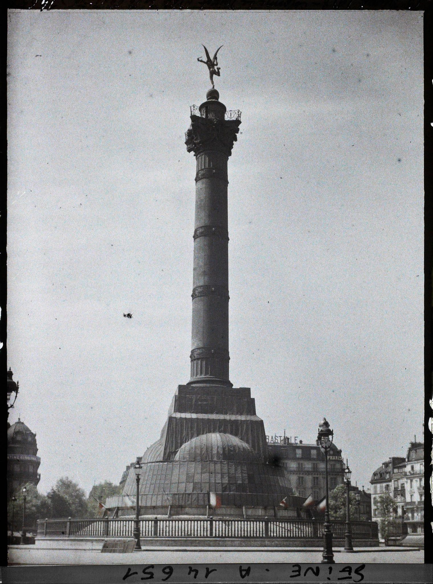 Image représentant Colonne de Juillet protégée contre les bombardements, place de la Bastille