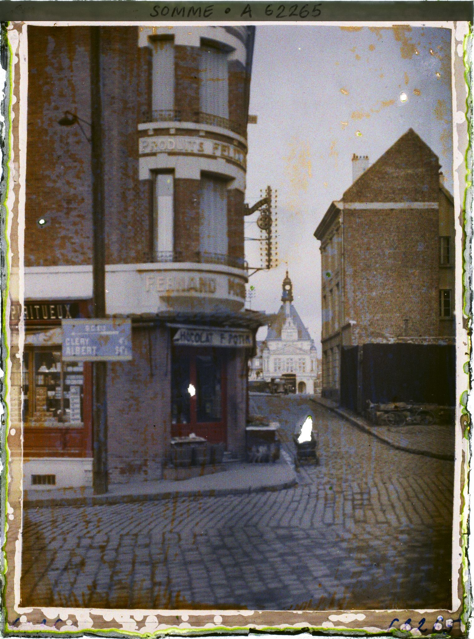 Image représentant Somme, Péronne, Une rue