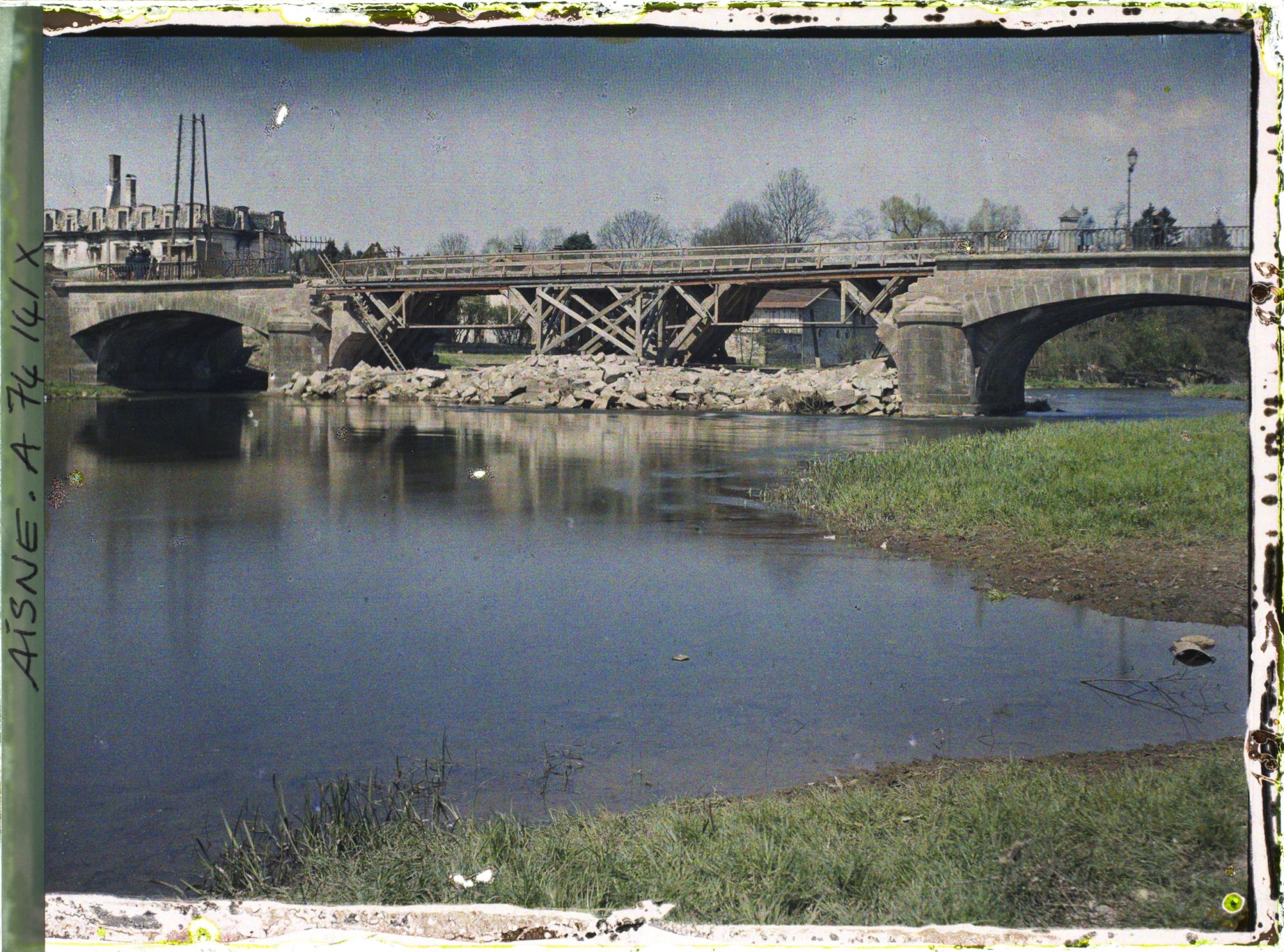 Image représentant Pont détruit et en partie consolidé avec des traverses