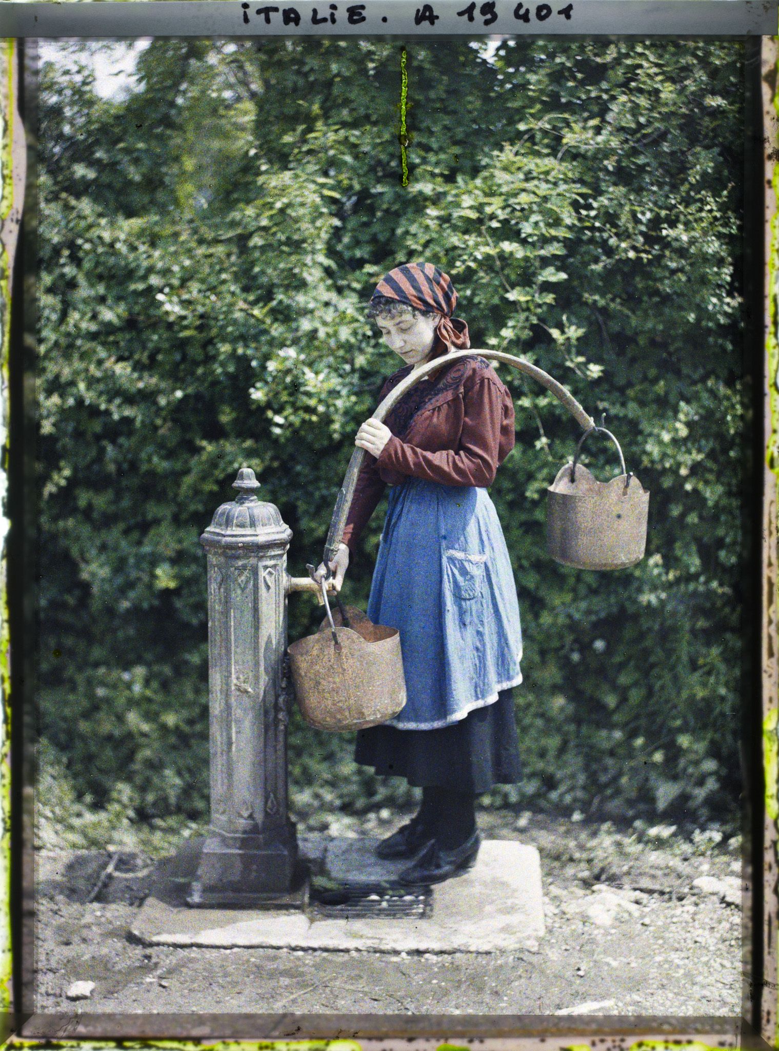 Image représentant Maria Carmignato (?) à la fontaine