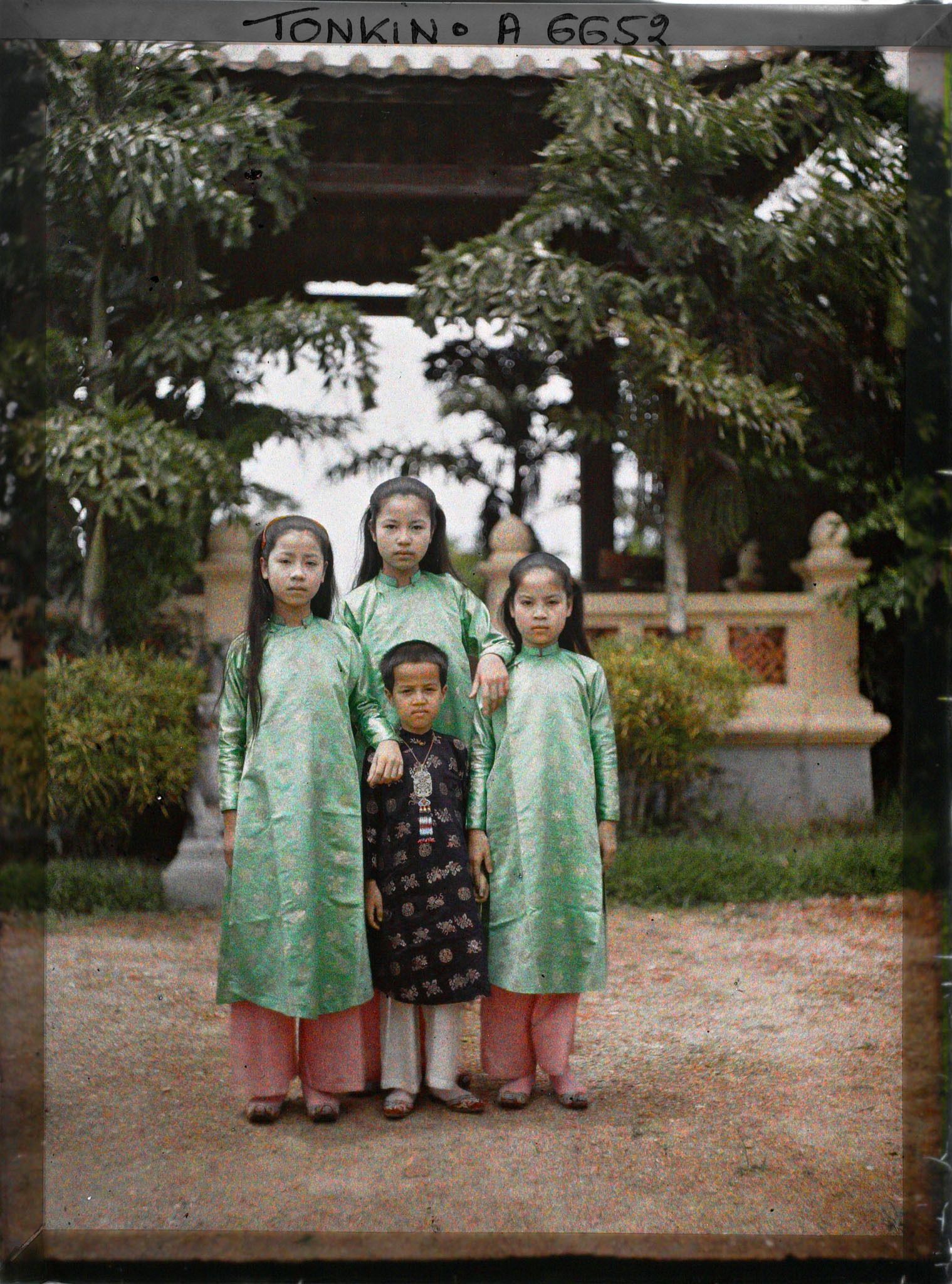 Image représentant Les enfants du Tông-dôc (gouverneur) de la province, dans leur jardin