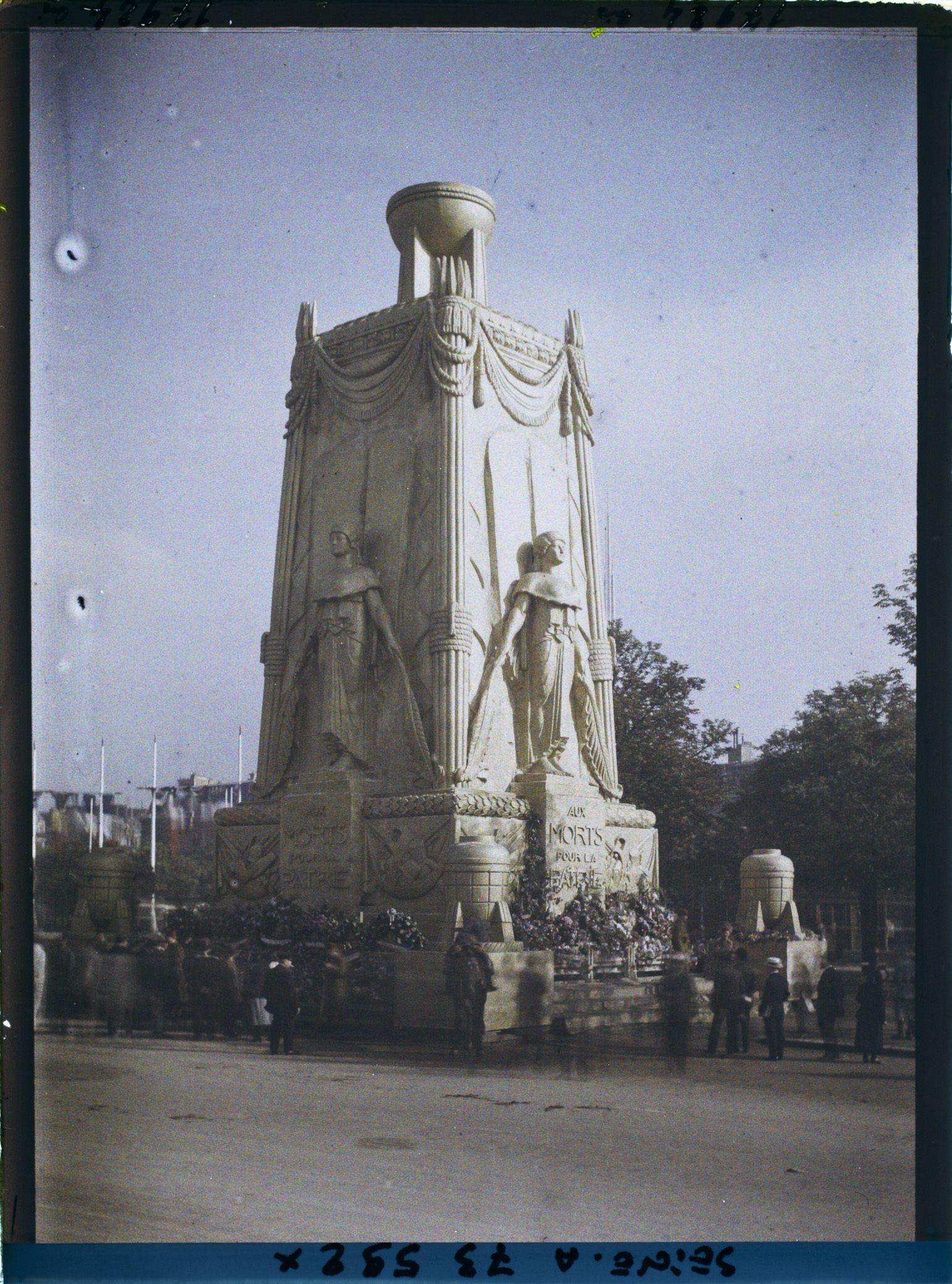 Image représentant Le cénotaphe élevé en mémoire des morts pour la patrie place de l'Etoile pour les fêtes de la Victoire des 13 et 14 juillet
