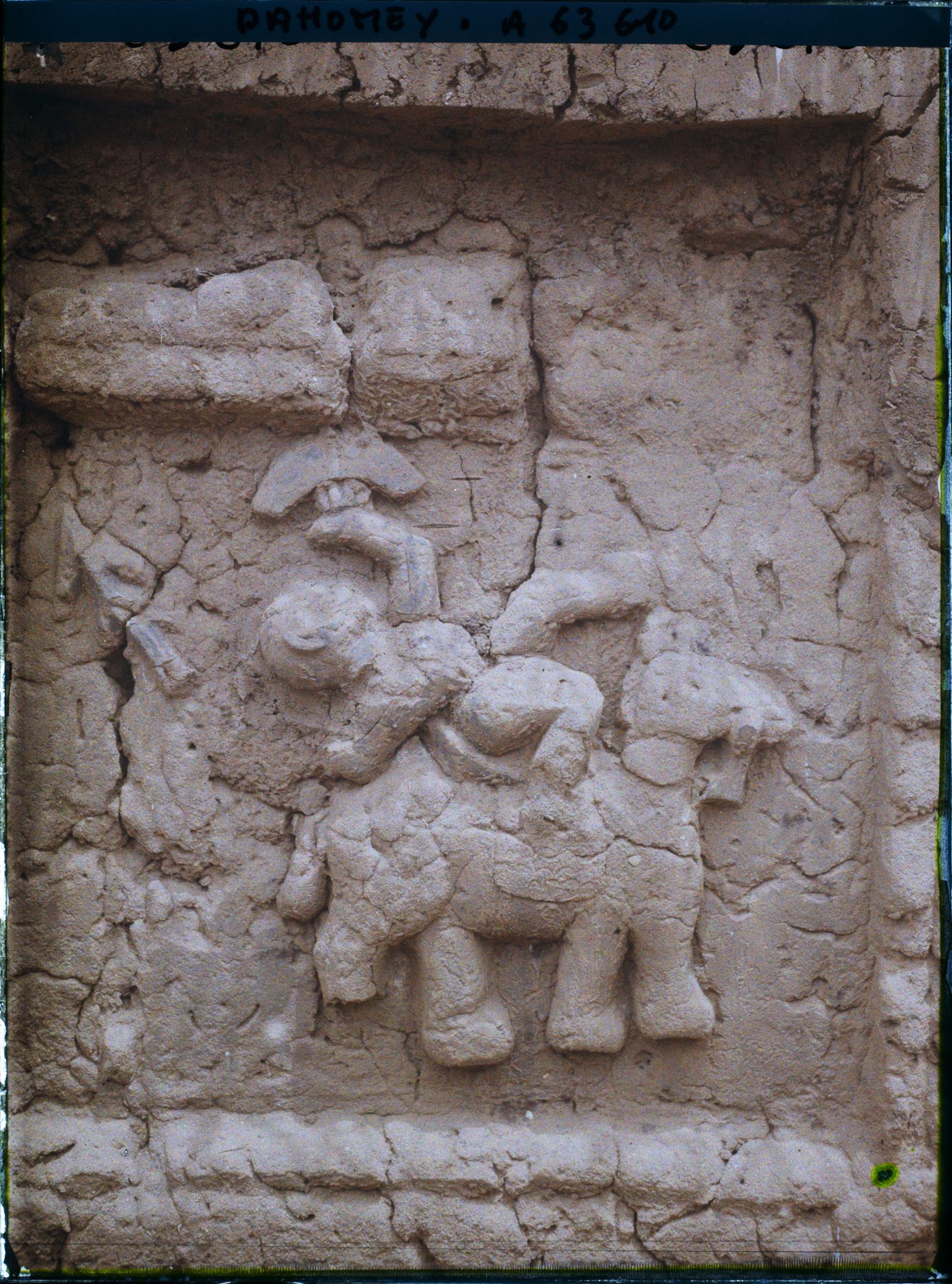 Image représentant Bas-relief d'une résidence du quartier de Gbécon-Hounli, non loin du palais princier de Guézo, figure du cavalier acrobate Aloukiki