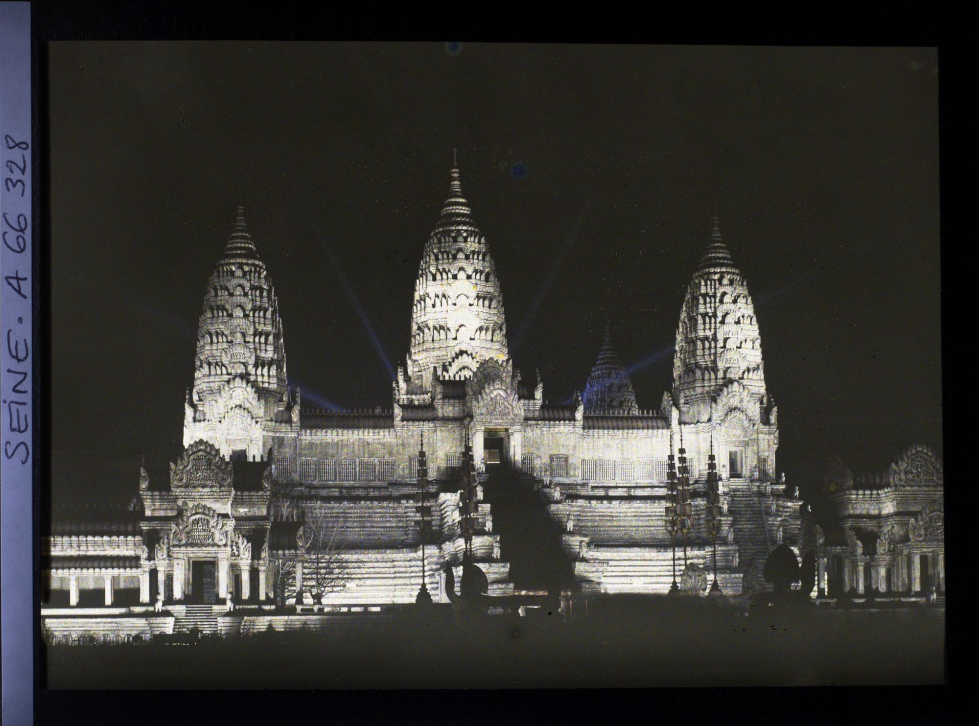 Image représentant L'Exposition Coloniale Internationale de 1931, Les illuminations du temple d'Angkor Vat