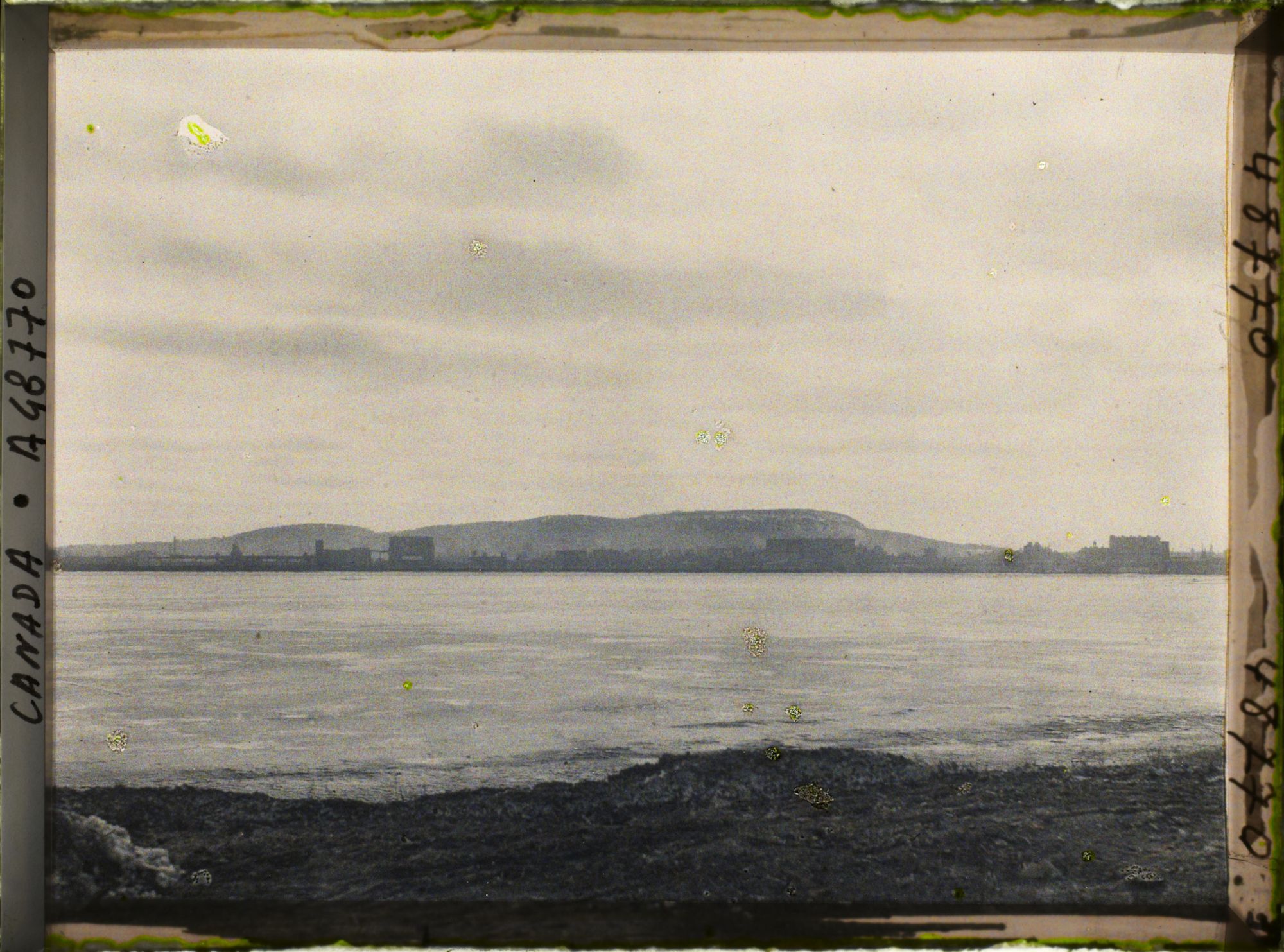 Image représentant Canada, St Lambert, Silhouette vers le Mt Royal et St Laurent Gelé