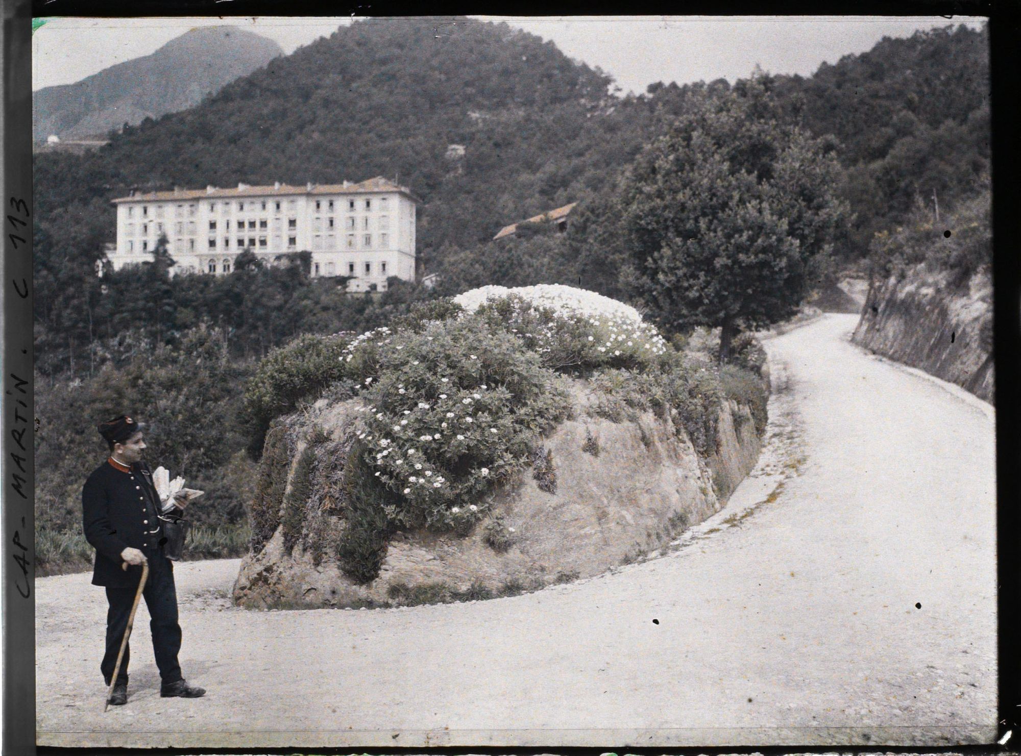 Image représentant Un facteur, sur la route menant au Grand hôtel du Cap Martin ?