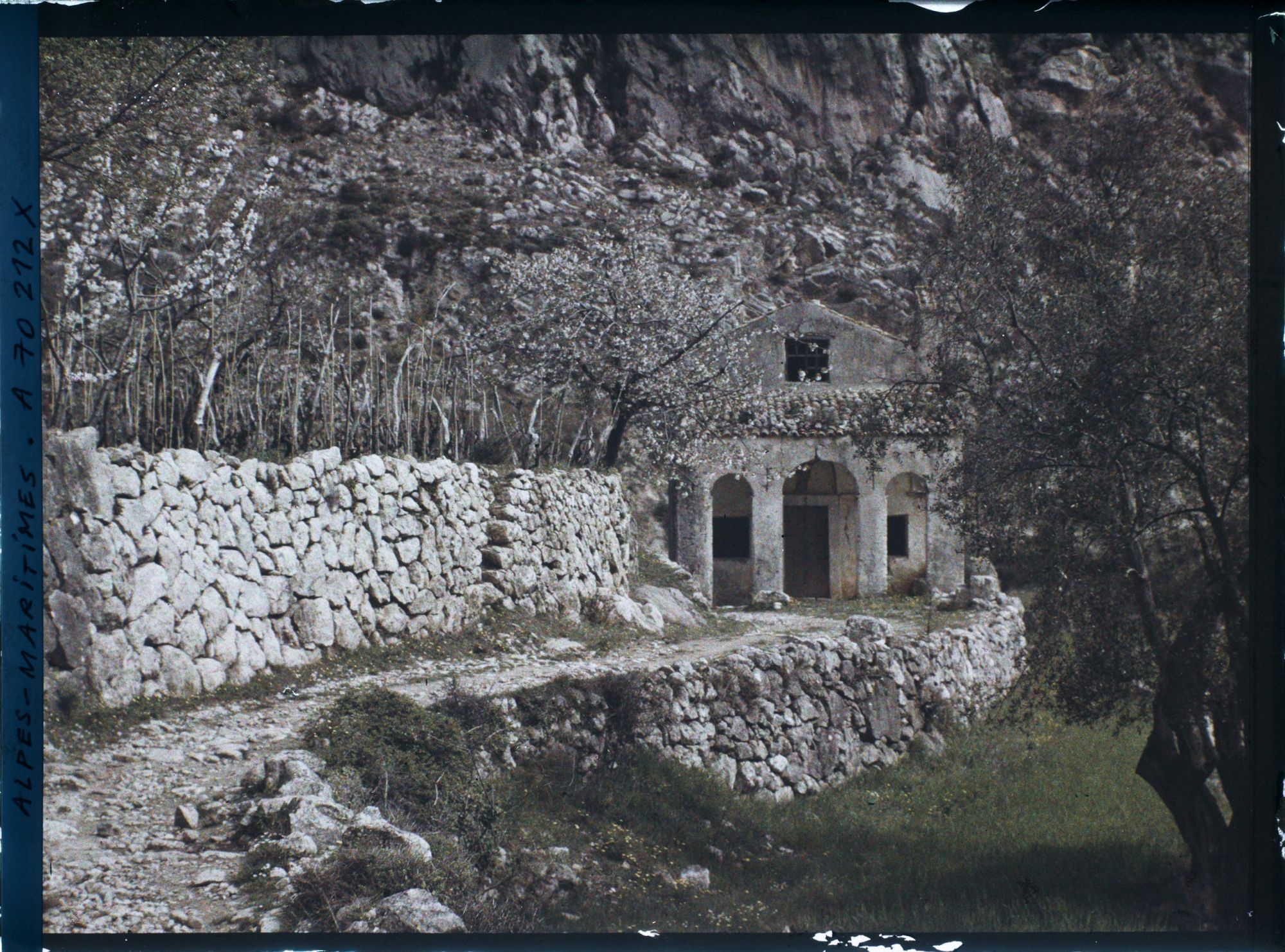 Image représentant La chapelle Saint-Lazare nichée sur le chemin du doyen Pierre Rochard