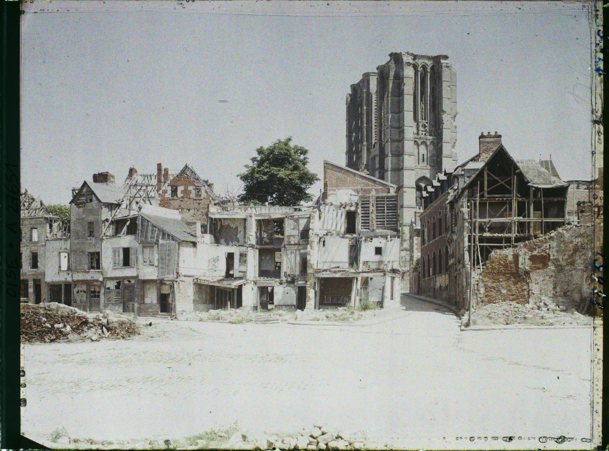Image représentant France, Noyon, La place au blé et la Cathédrale