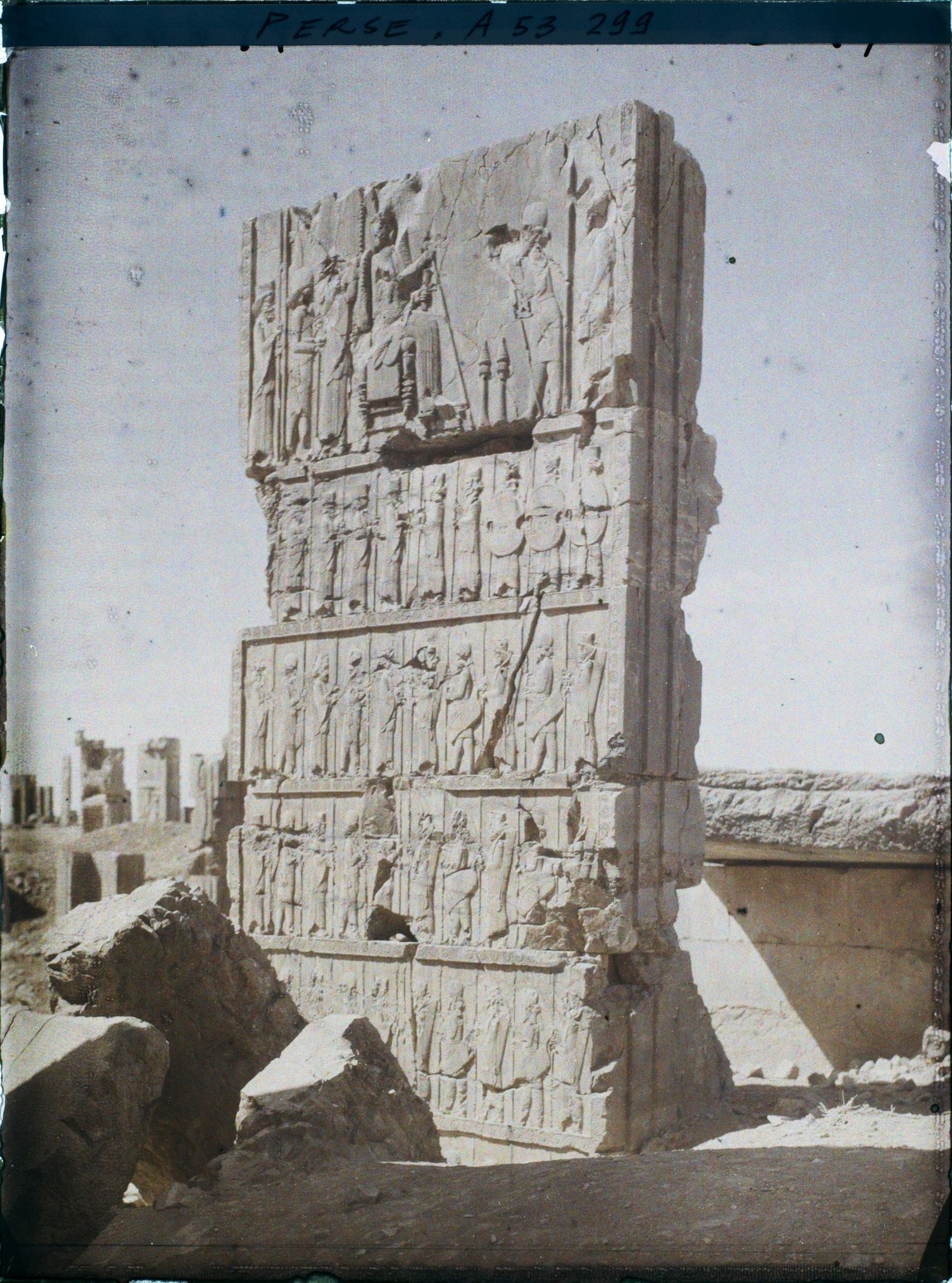 Image représentant Palais des cent colonnes, bas-relief de la porte sud représentant les guerriers des différentes ethnies de l'empire portant le trône de Darius 1er