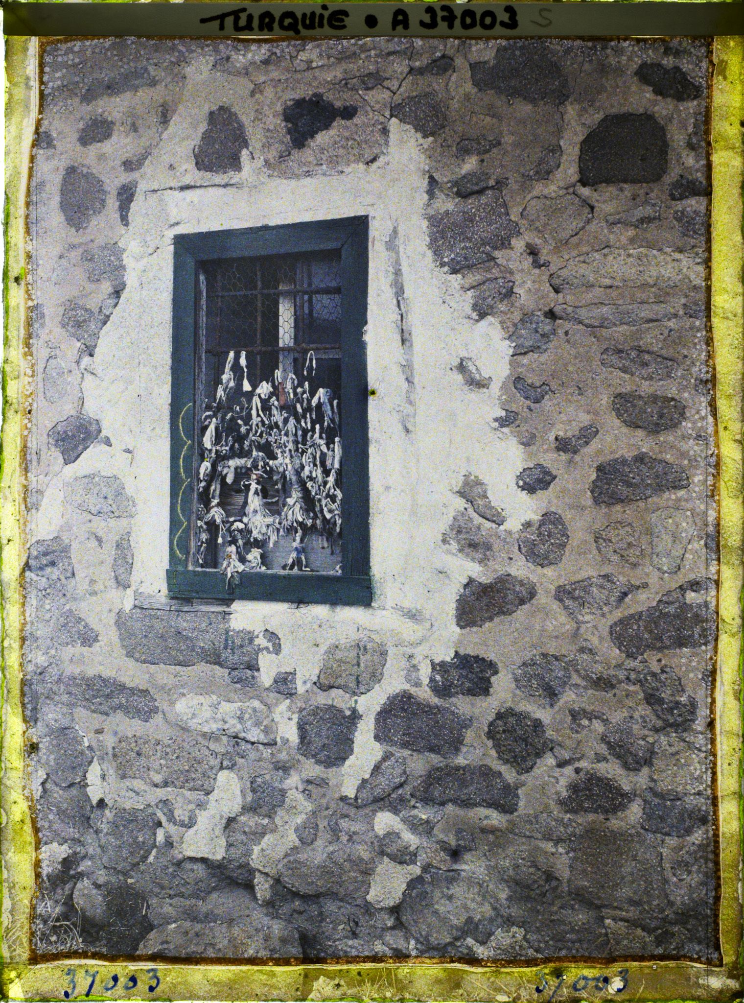 Image représentant Turquie, Angora, Fenêtre du Tombeau du Saint avec ex-voto suspendu à la Grille