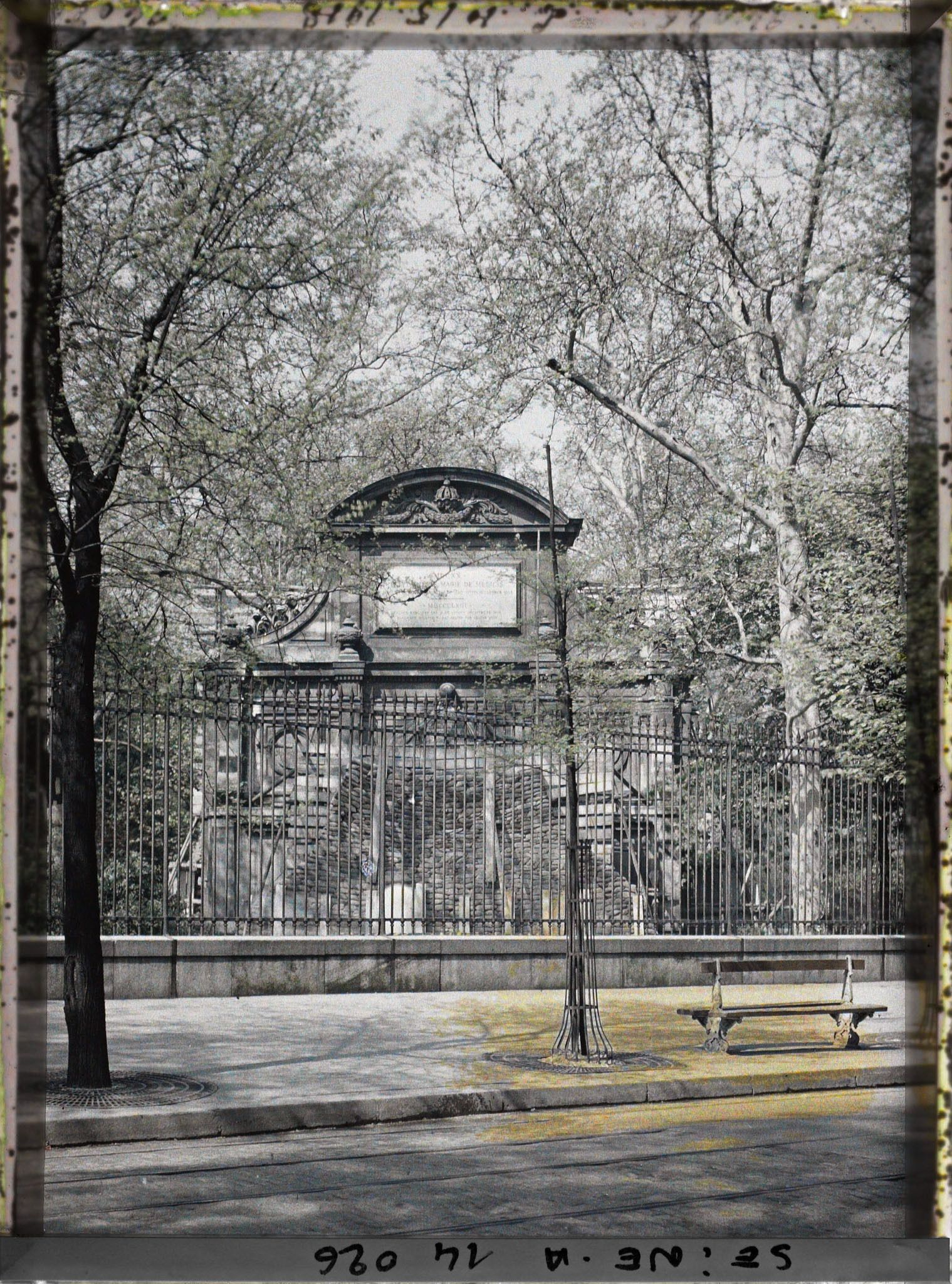 Image représentant La fontaine de Médicis protégée contre les bombardements au jardin du Luxembourg