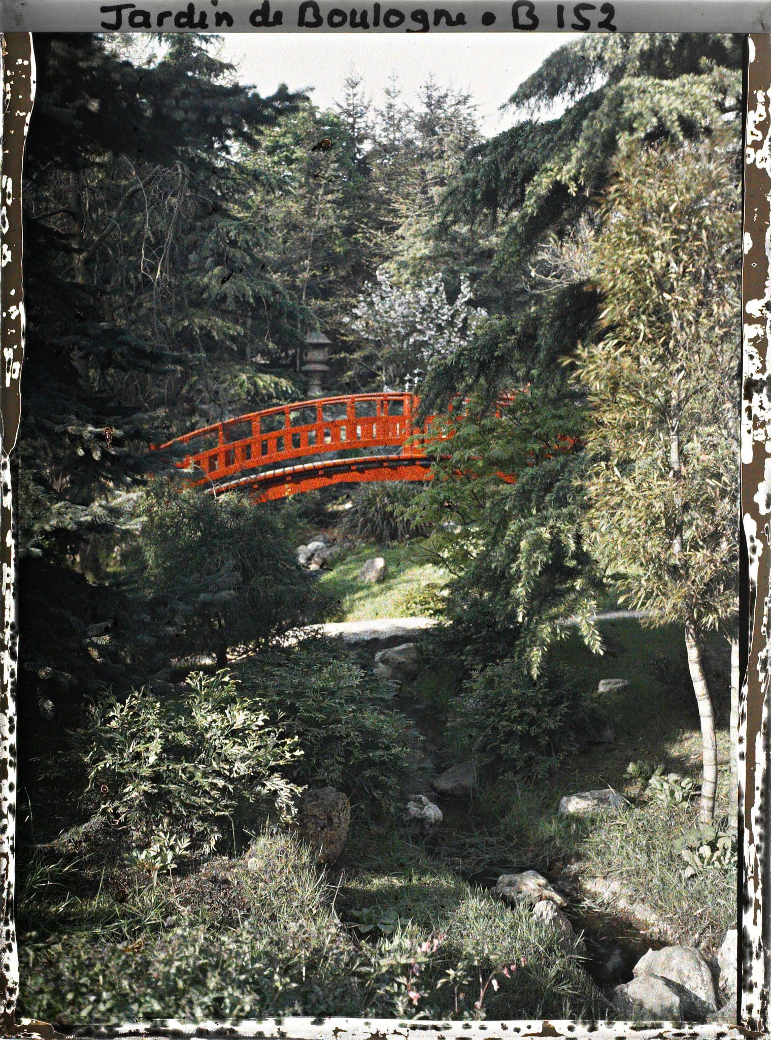 Image représentant Pont rouge enjambant un ruisseau du " sanctuaire japonais "