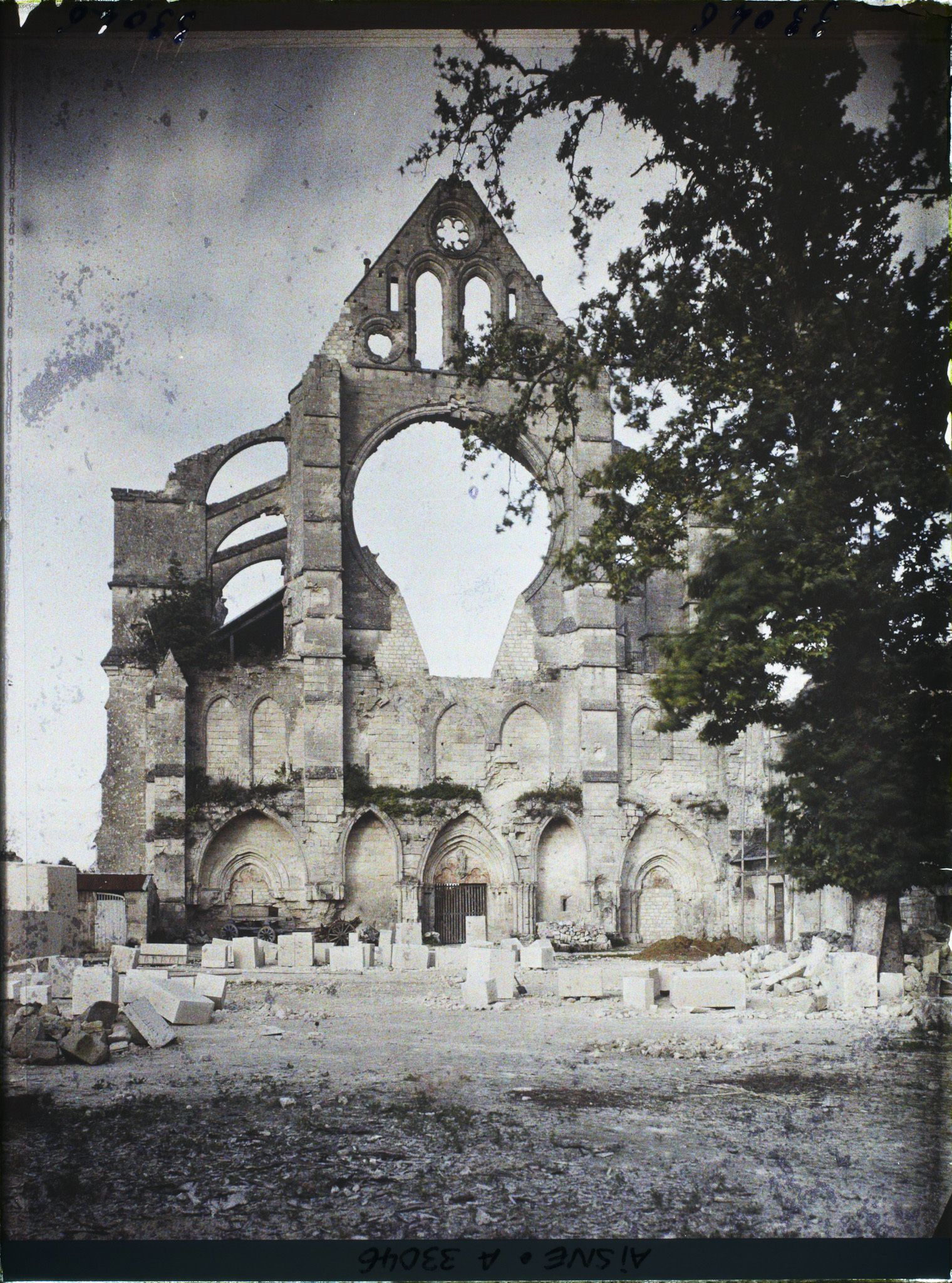 Image représentant France, Longpont, Façade de l' Abbaye