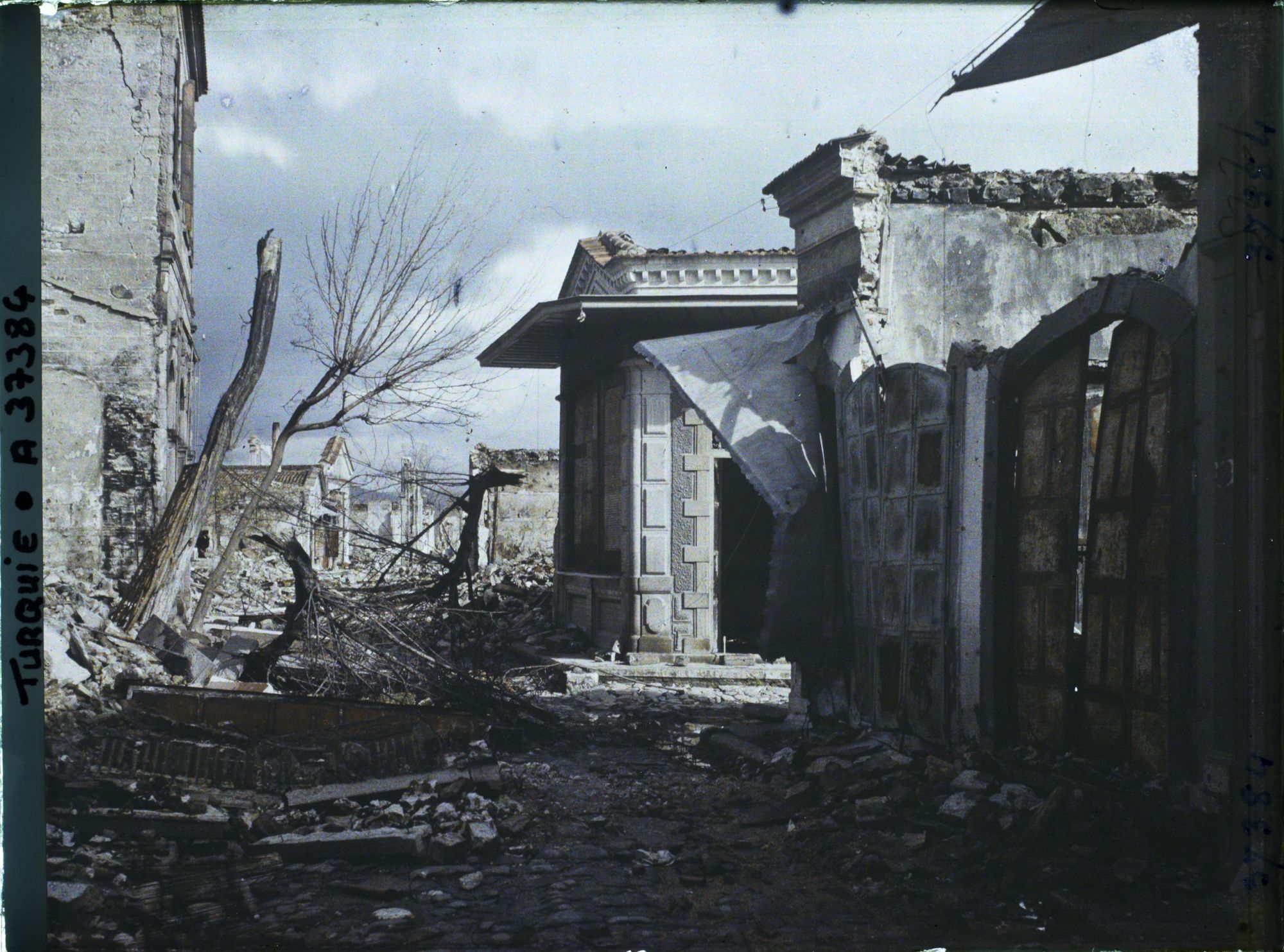 Image représentant Turquie, Smyrne, Incendie de Smyrne en Septembre 1922, Quartier Tchayirli-Bagtché Maisons incendiées