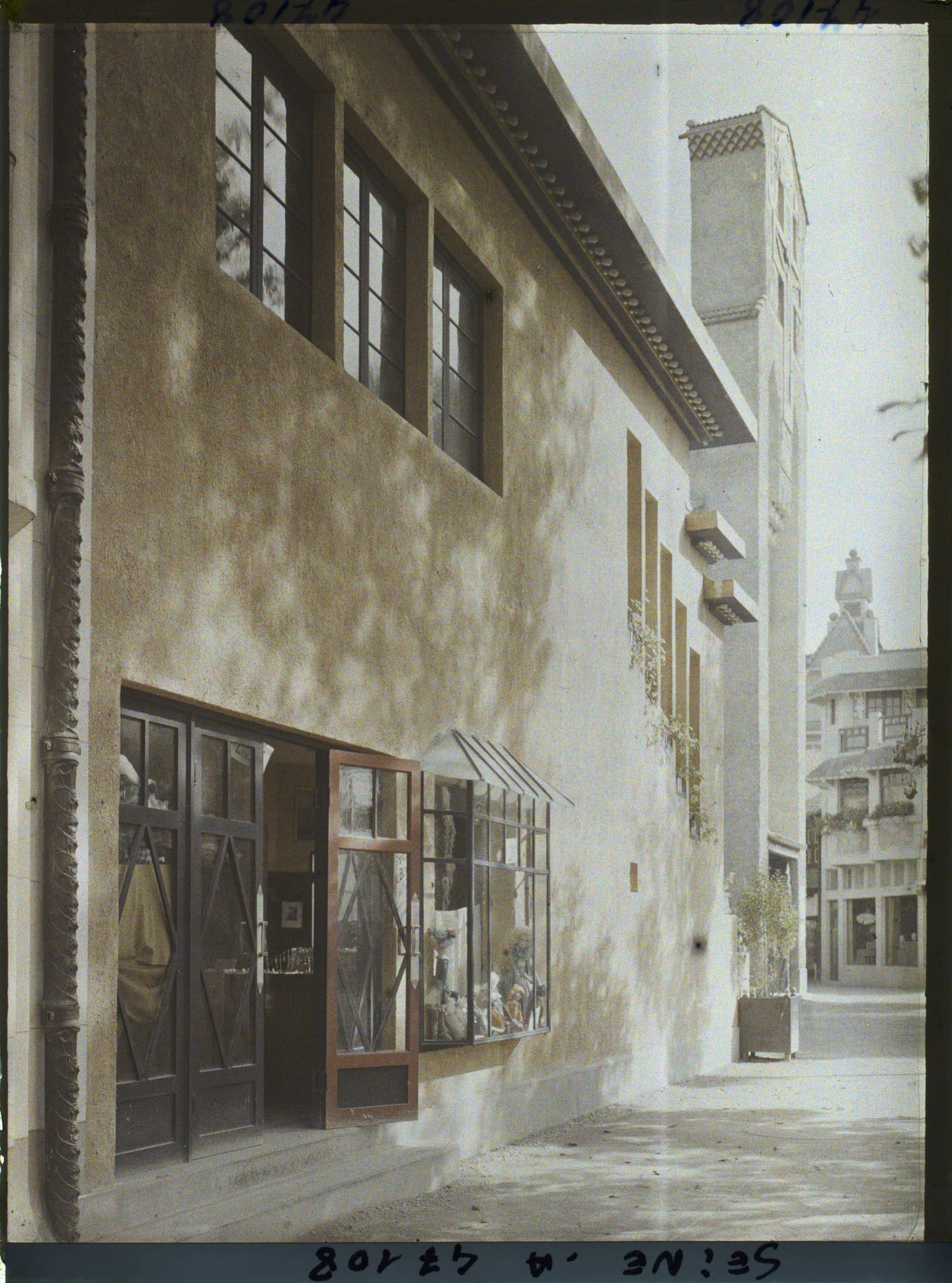 Image représentant L'Exposition des arts décoratifs, Le Village français, la Maison de Tous vue de l'arrière, architecte D. Alfred Agache