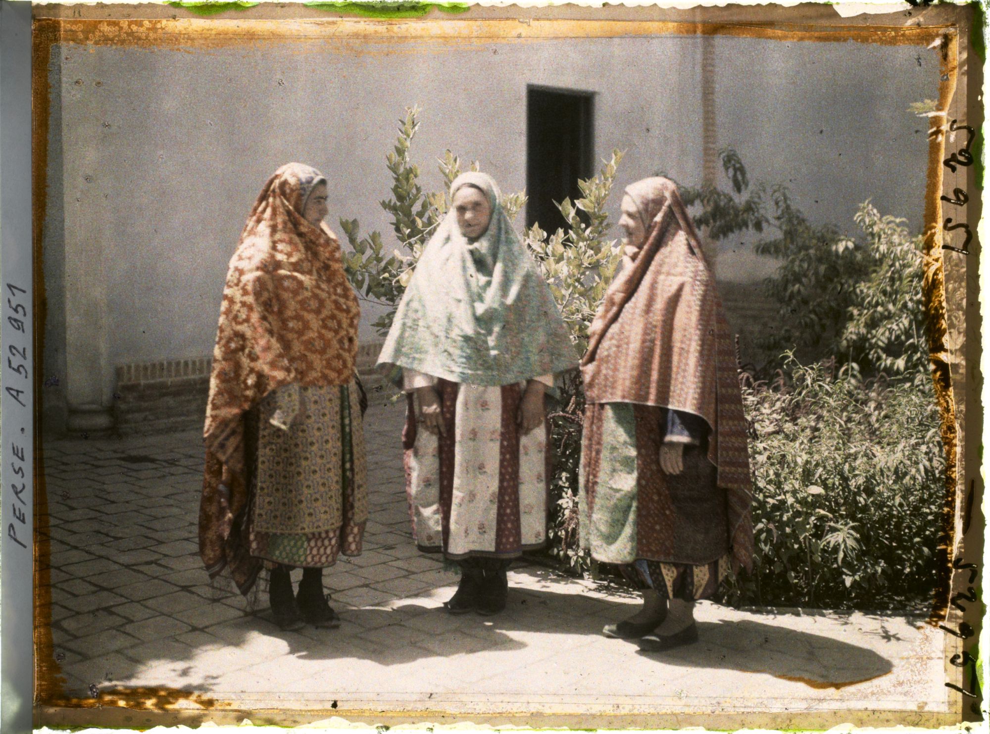 Image représentant Femmes guèbres en costume (traditionnels de profil, moderne de face)