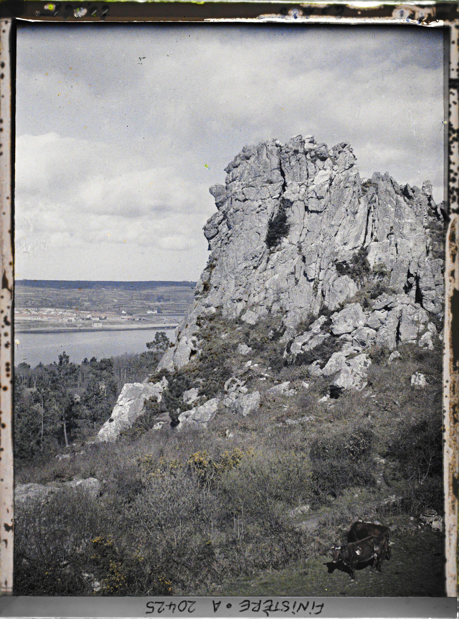 Image représentant Le rocher de l'Impératrice avec l'Elorn à l'arrière-plan