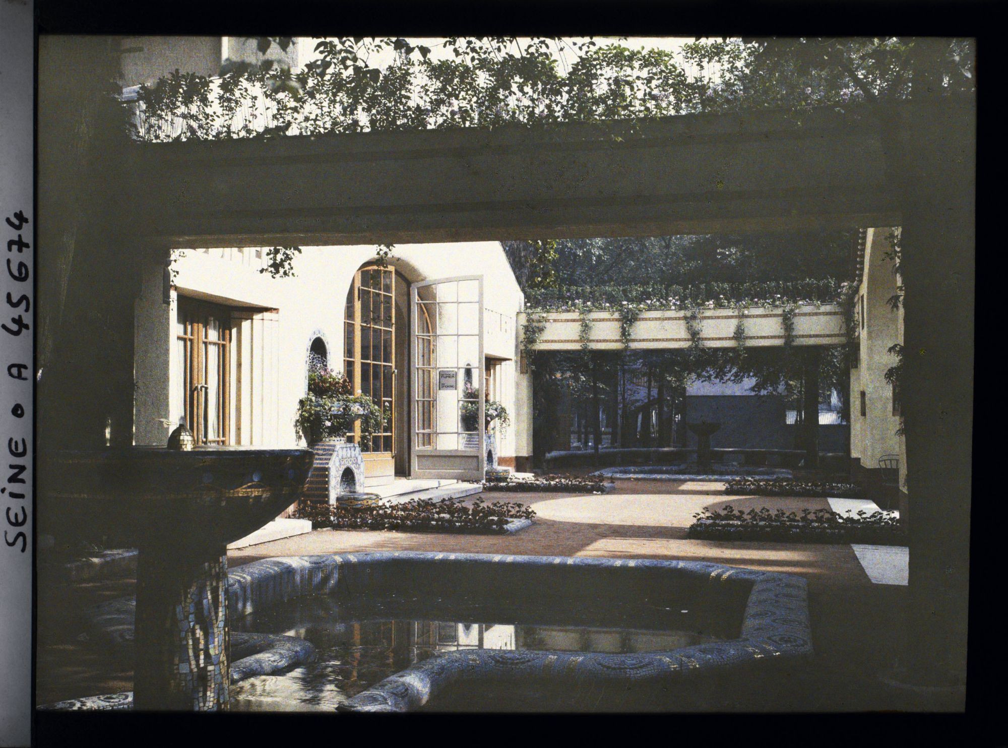 Image représentant L'Exposition des arts décoratifs, Patio devant la porte Saint-Dominique-Constantine