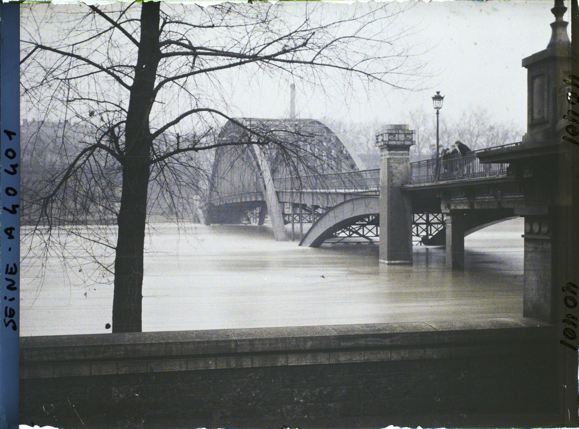 Image représentant La crue de la Seine à la passerelle Debilly