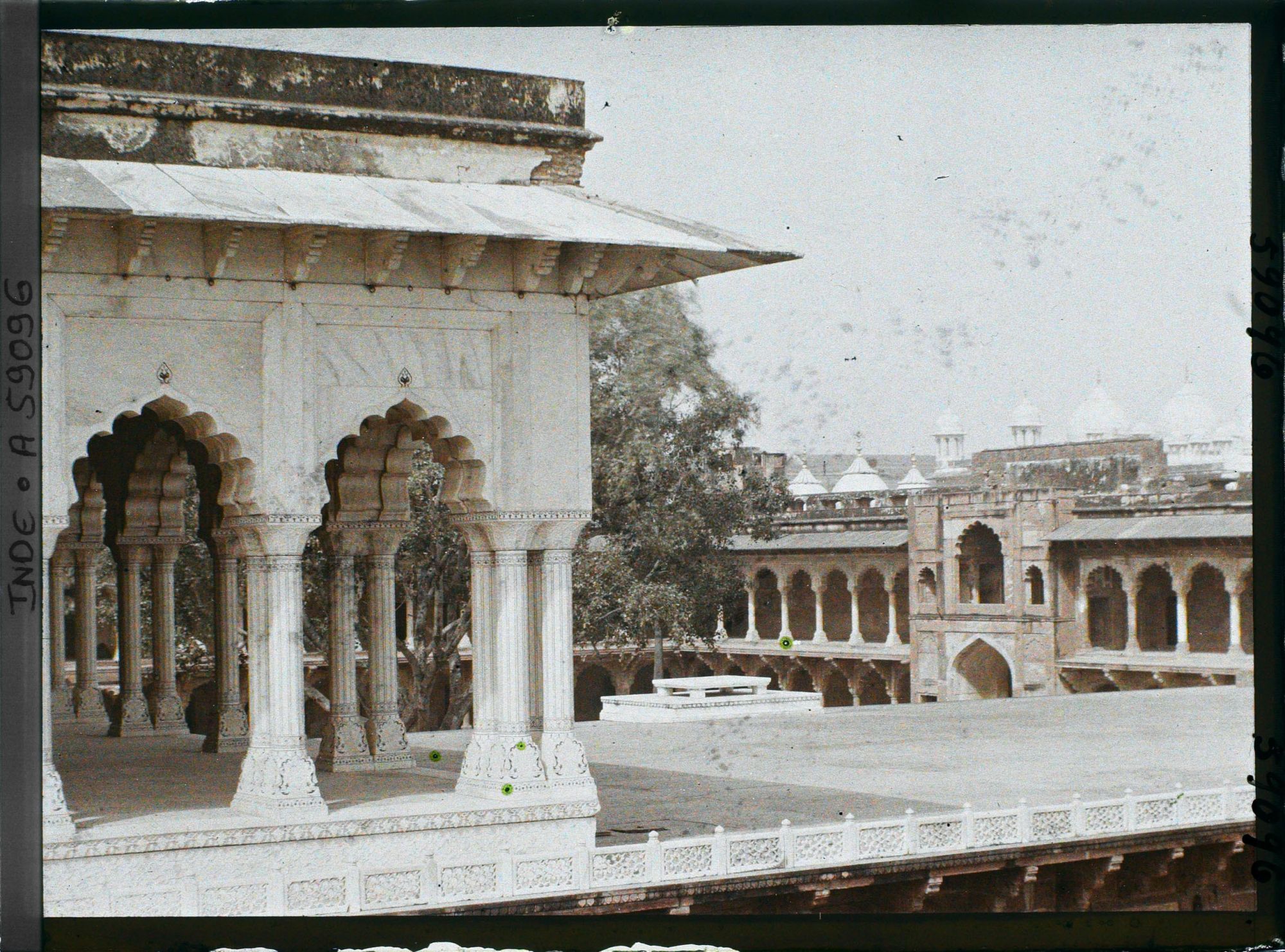 Image représentant Un angle de la salle des audiences privées (Diwan-i-Khas) et au fond, les galeries du palais des Poissons (Macchi Bhawan) dans le fort Rouge (Lal Qila)