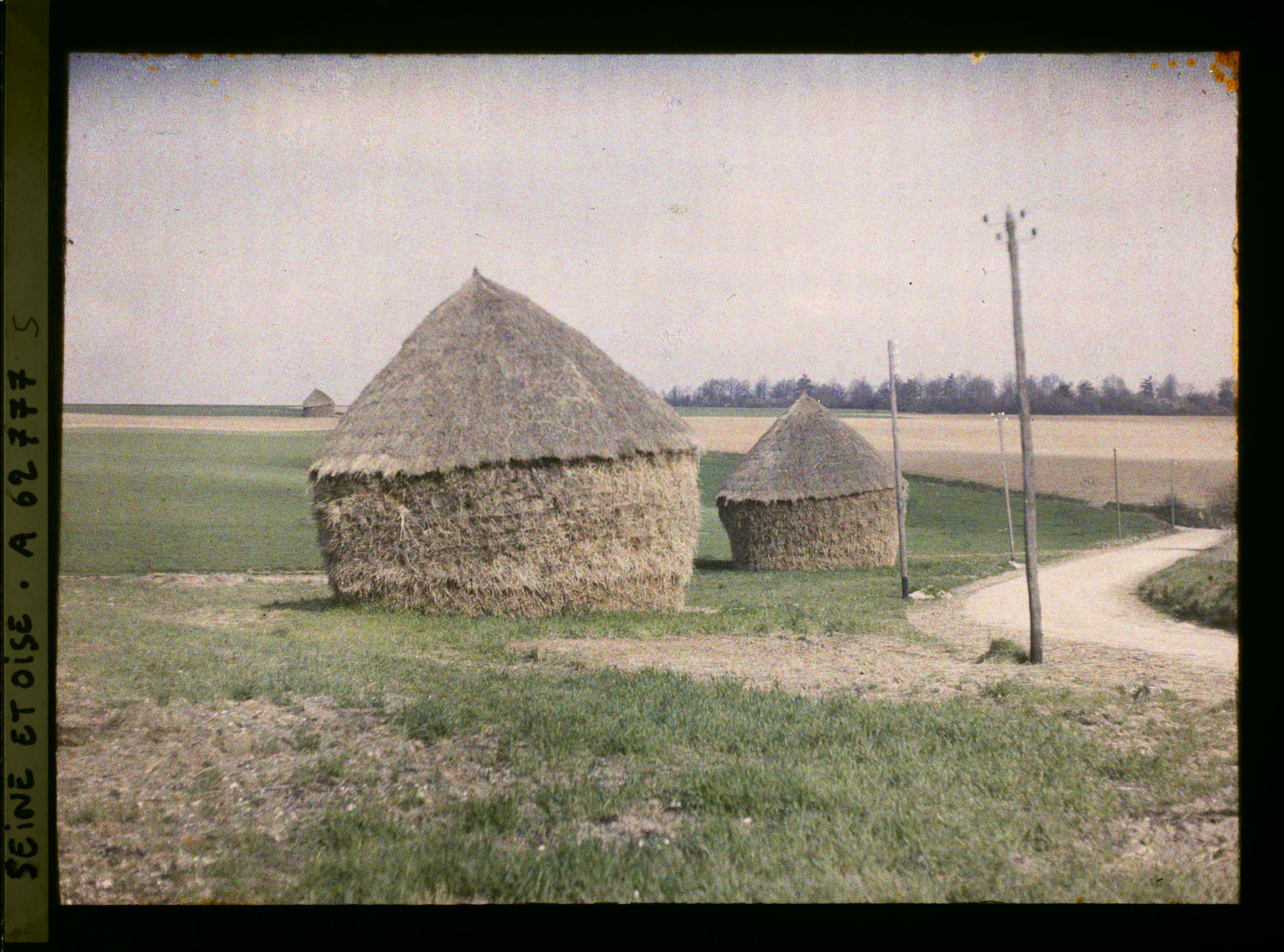 Image représentant Ile de France, Vallangoujard, Meules de blé sur le terrain de la récolte - Le terrain non préparé pour la nouvelle récolte