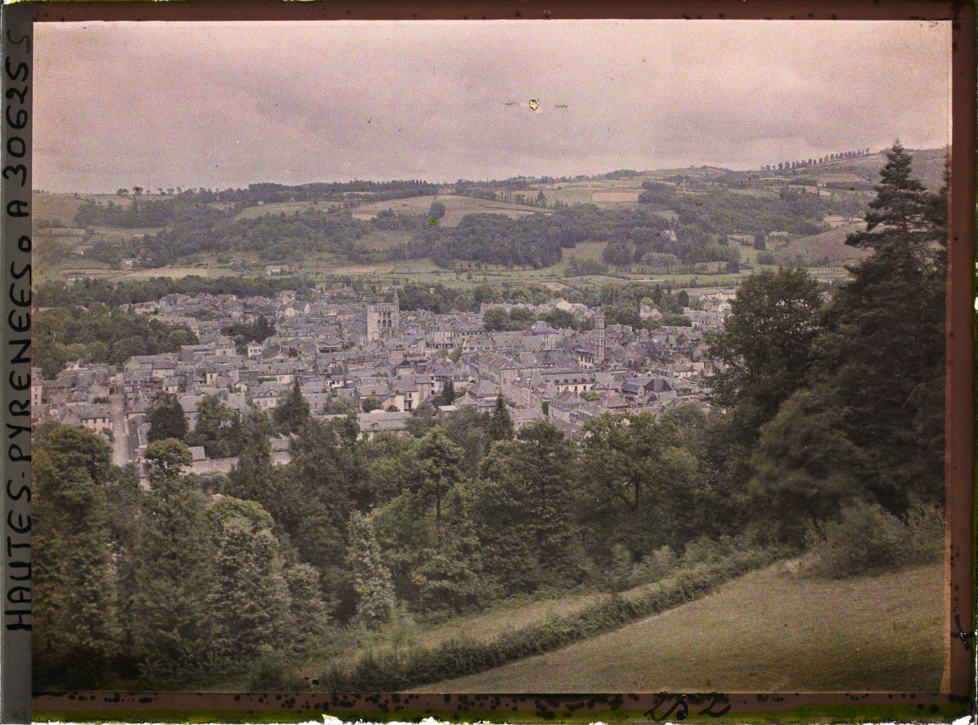 Image représentant France, Panorama sur Bagnères pris du Mont Bédat