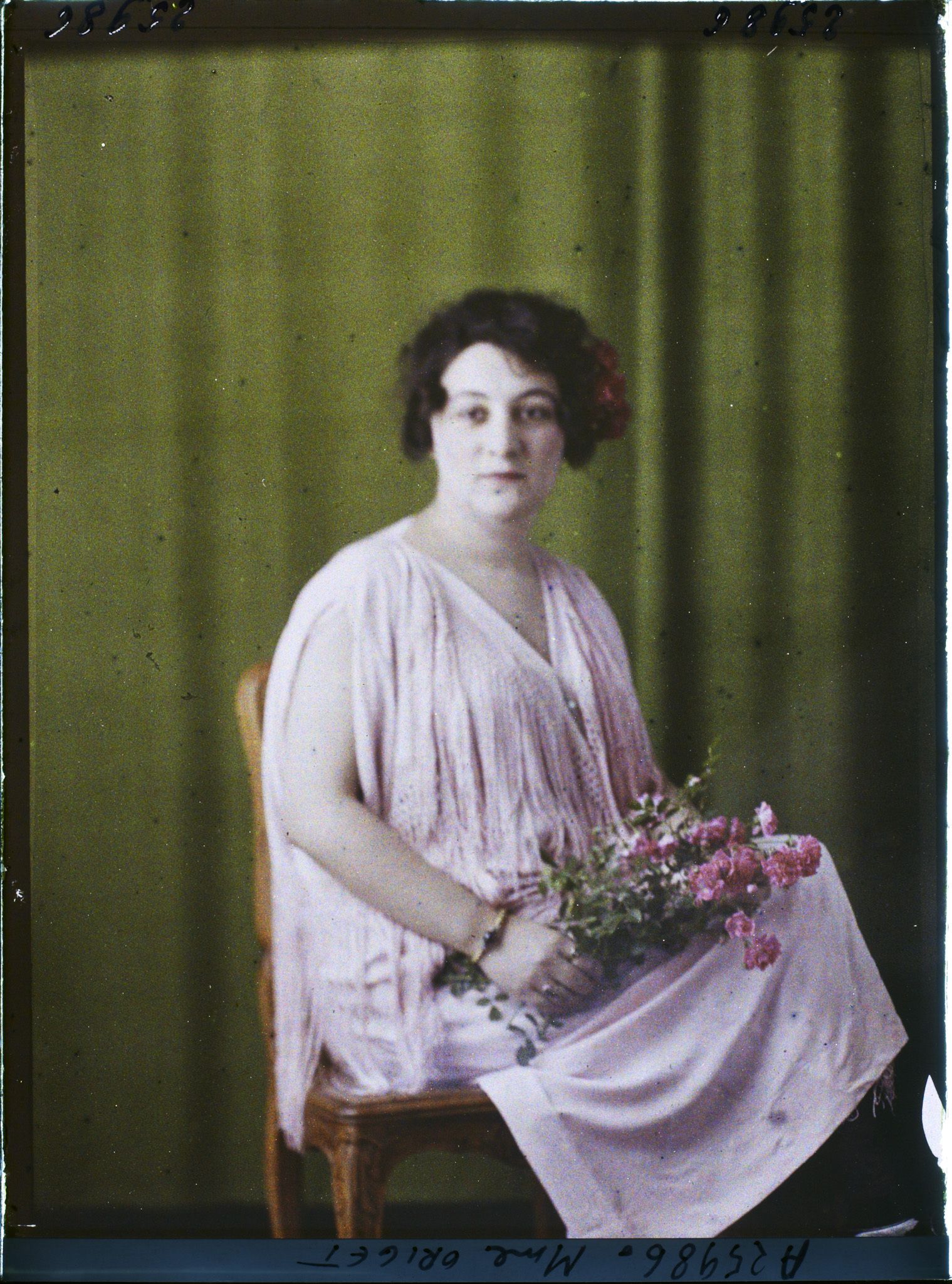 Image représentant https://musee-albert-kahn.s-museum.fr/home/NWQ2OTAwYzNmYjZlZTk1ZWQwODJmMjY4L2dlbmVyaWMtbm90aWNlLXRhYi9hdXRob3JpdHkvNjE3YTc5ZjVjZjhiODk2OGIzMzM3ZDIx/5d6900c3fb6ee95ed082f268/generic-notice-tab/authority/617a79ebcf8b8968b33374d9 Madame Origet