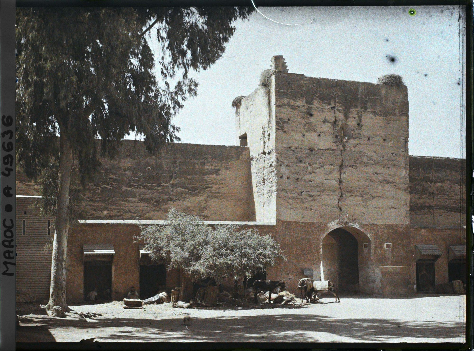 Image représentant Un aspect de la place des Ferblantiers avec la porte de la rue de Berrima