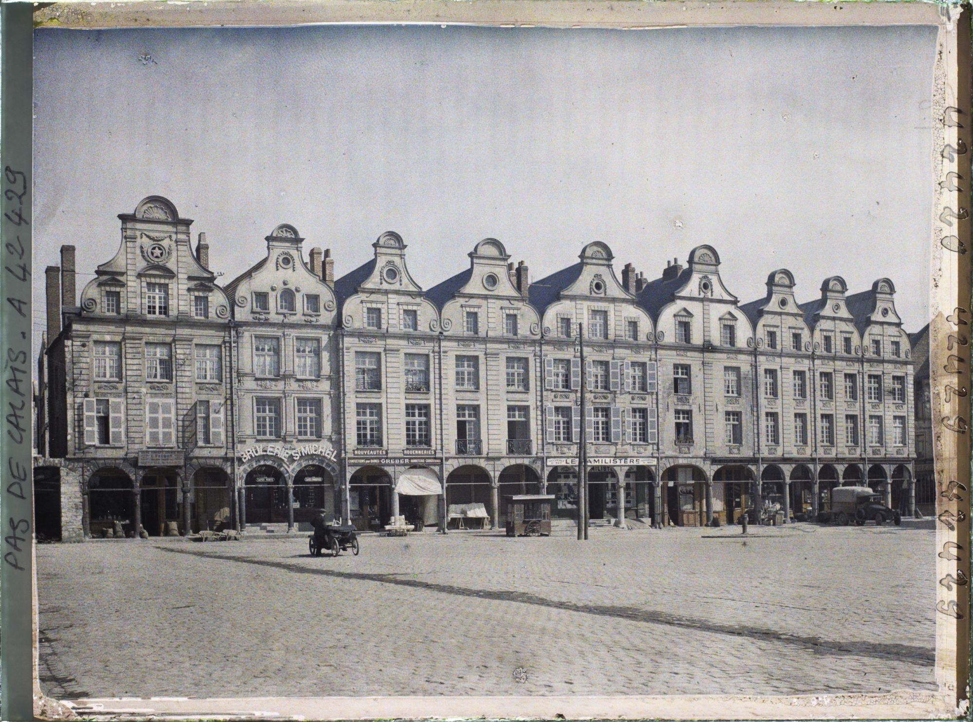 Image représentant France, Arras, Petite Place vers le Sud-Est
