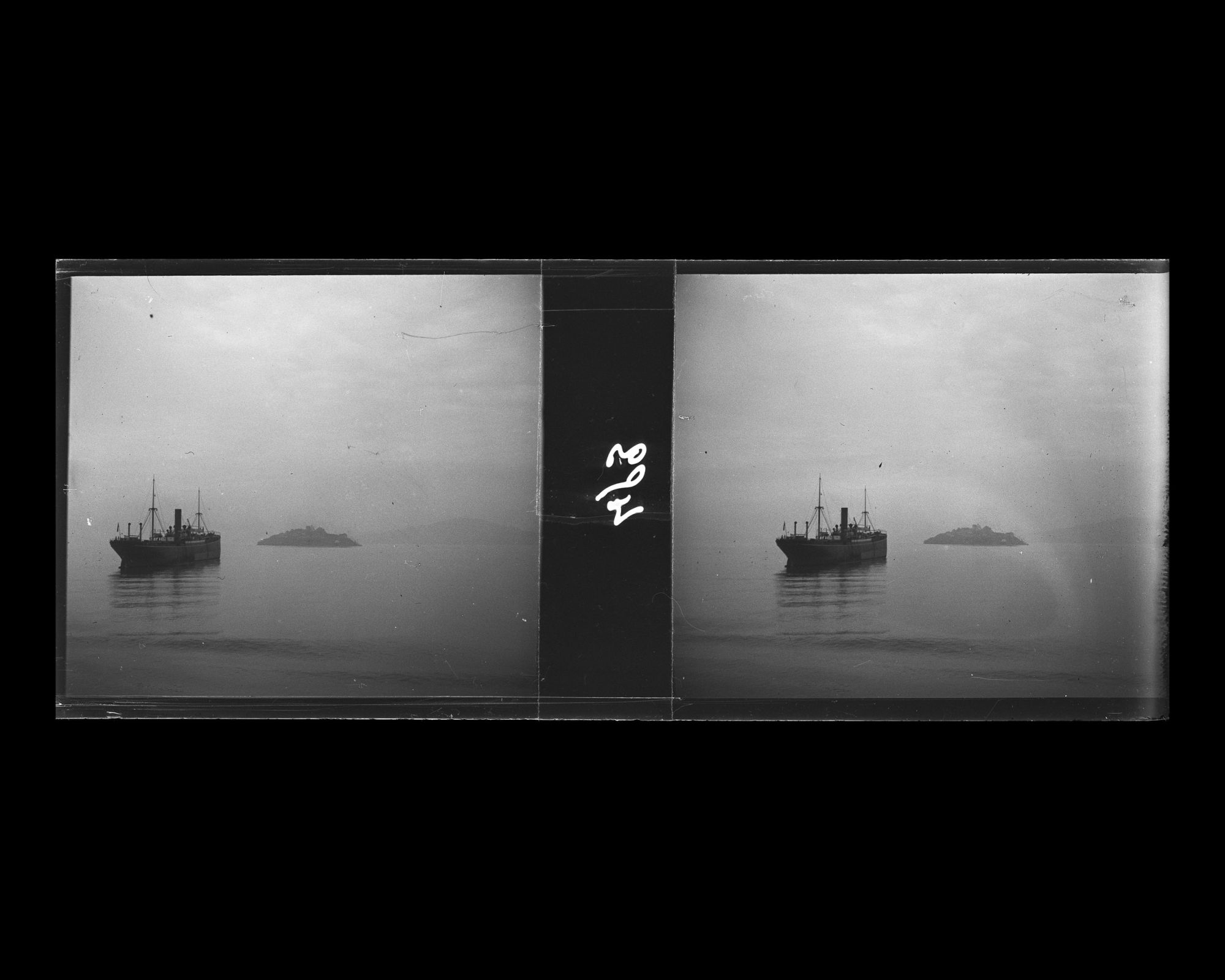 Image représentant Un navire dans la baie vu au moment du départ du Mongolia