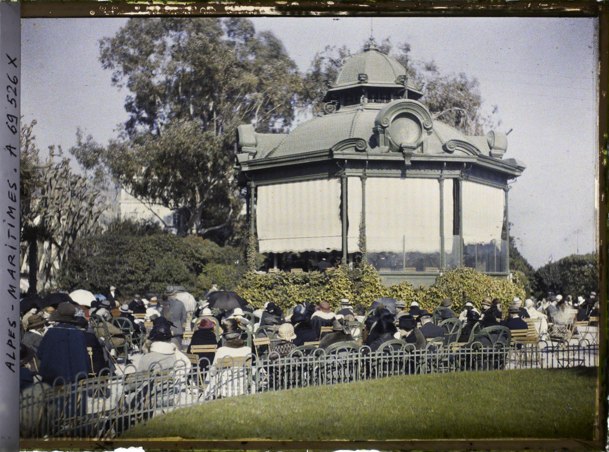 Image représentant Public autour du kiosque à musique en saison hivernale