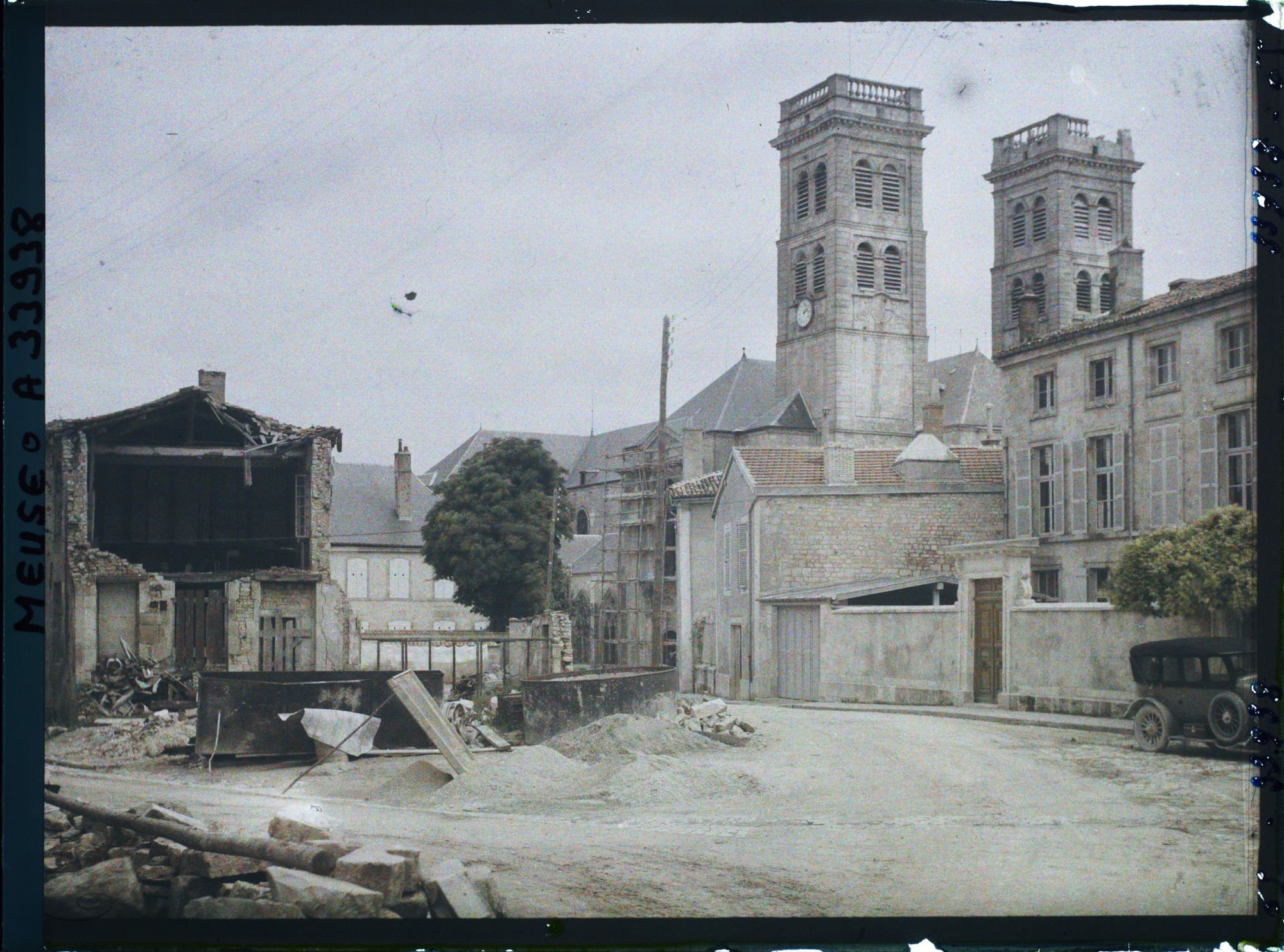 Image représentant France, Verdun, La Cathédrale vue de la rue Porte Châtel