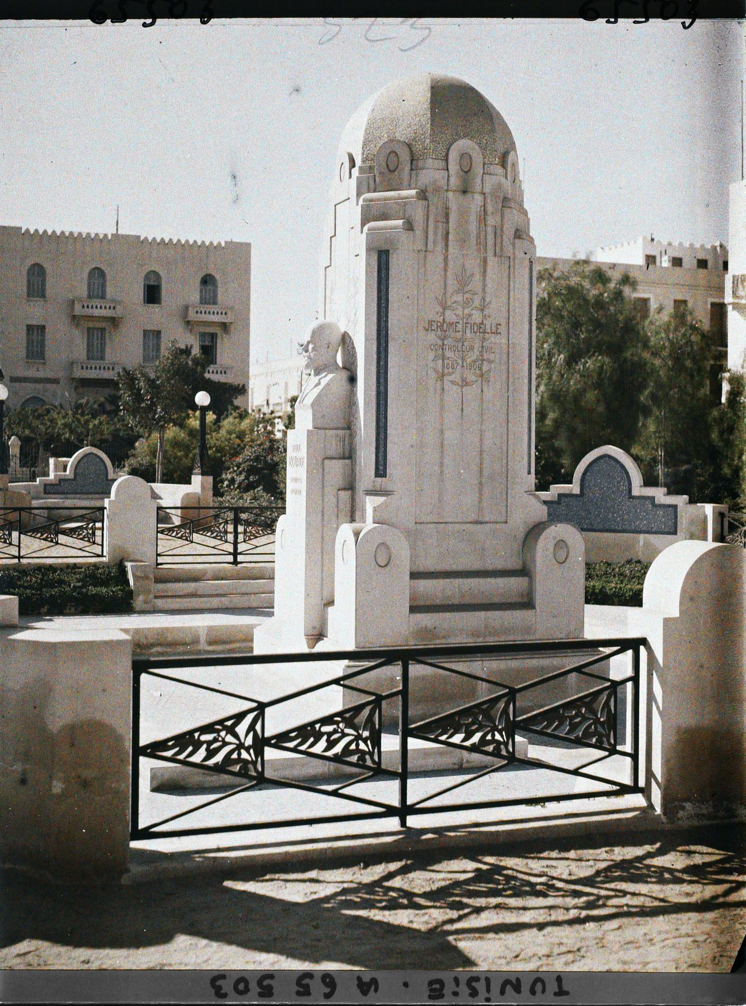 Image représentant Le monument érigé en l'honneur de Paul Bourde