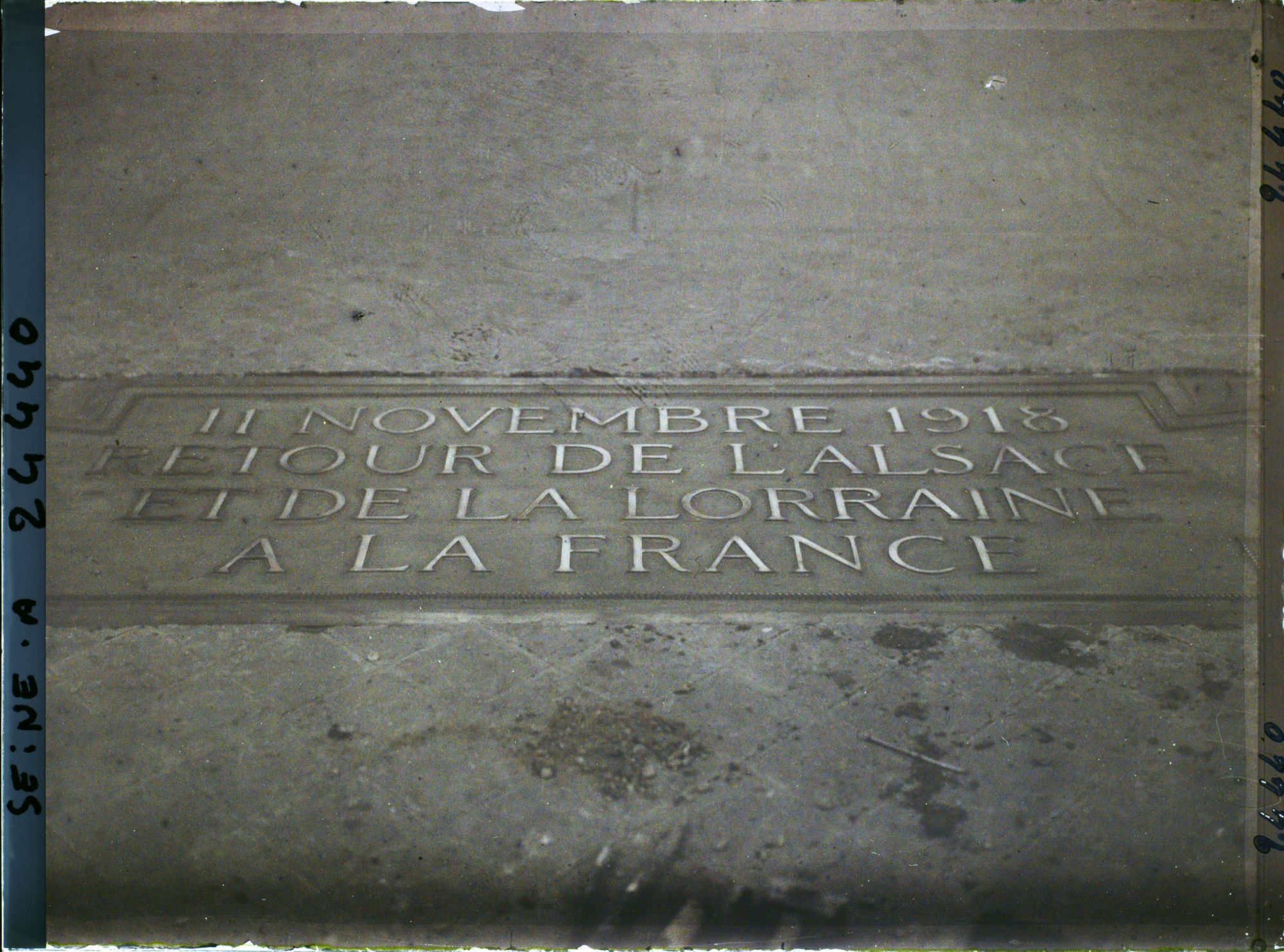 Image représentant La dalle célébrant le retour de l'Alsace et de la Lorraine à la France sous l'Arc de Triomphe, à l'occasion du Cinquantenaire de la IIIe République